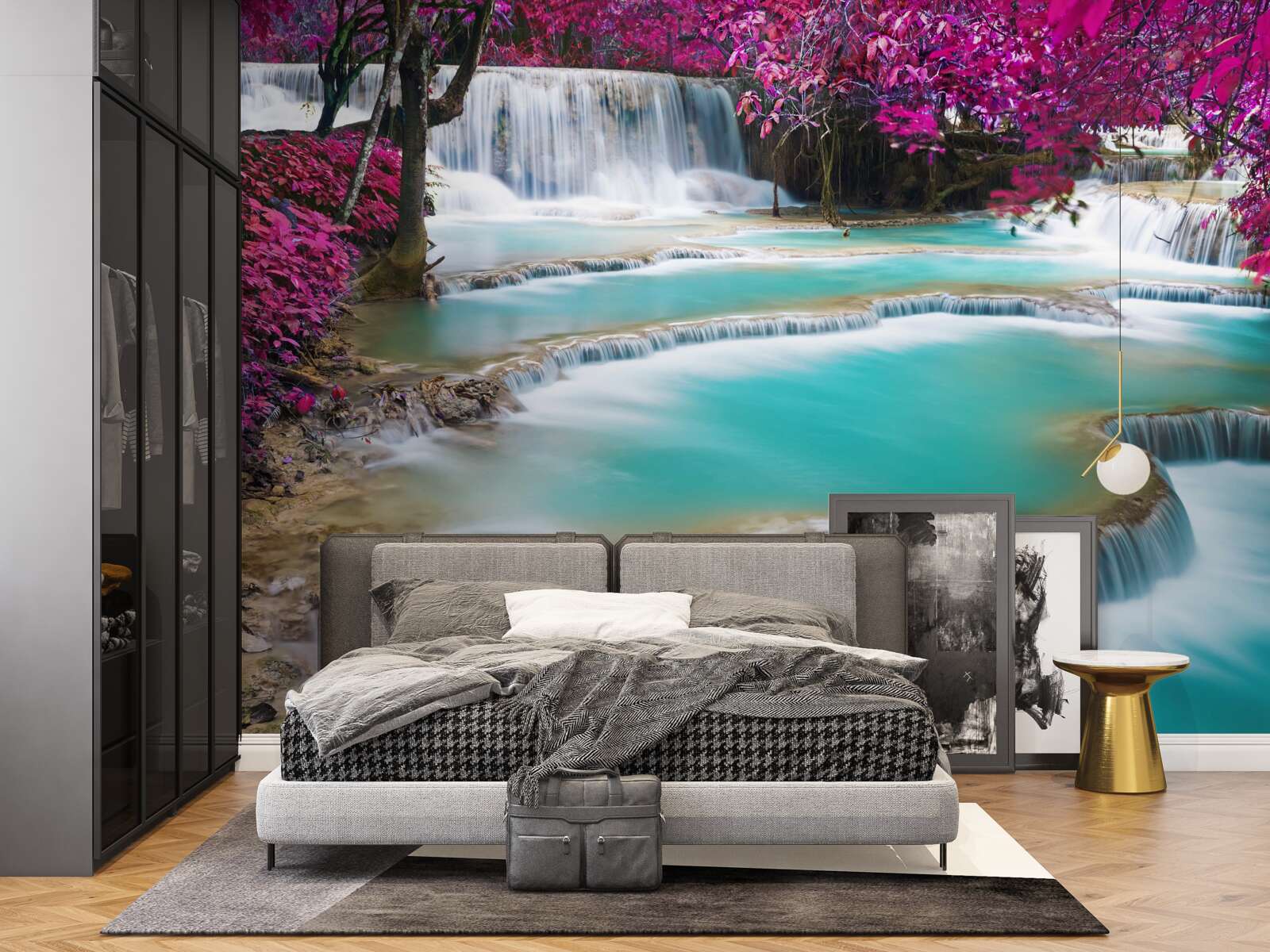 Fototapeta stromy pokryté fialovými kvetmi v blízkosti základne vodopádu