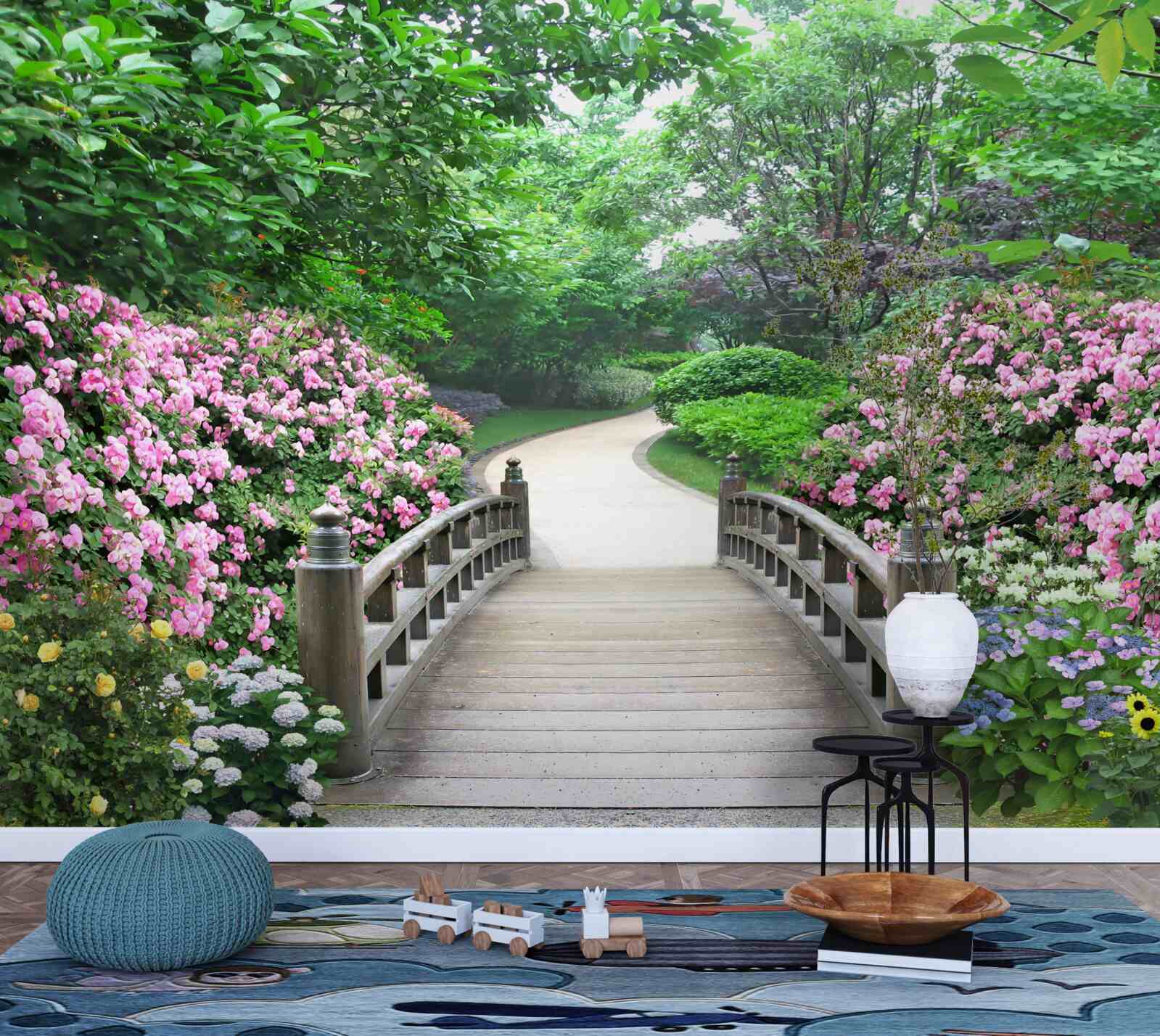 Fototapeta malebný drevený most, ktorý vedie cez kvitnúce zelené stromy