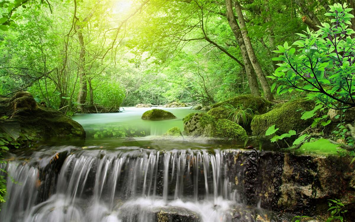 Fototapeta slnečné lúče dopadajú k vodopádu