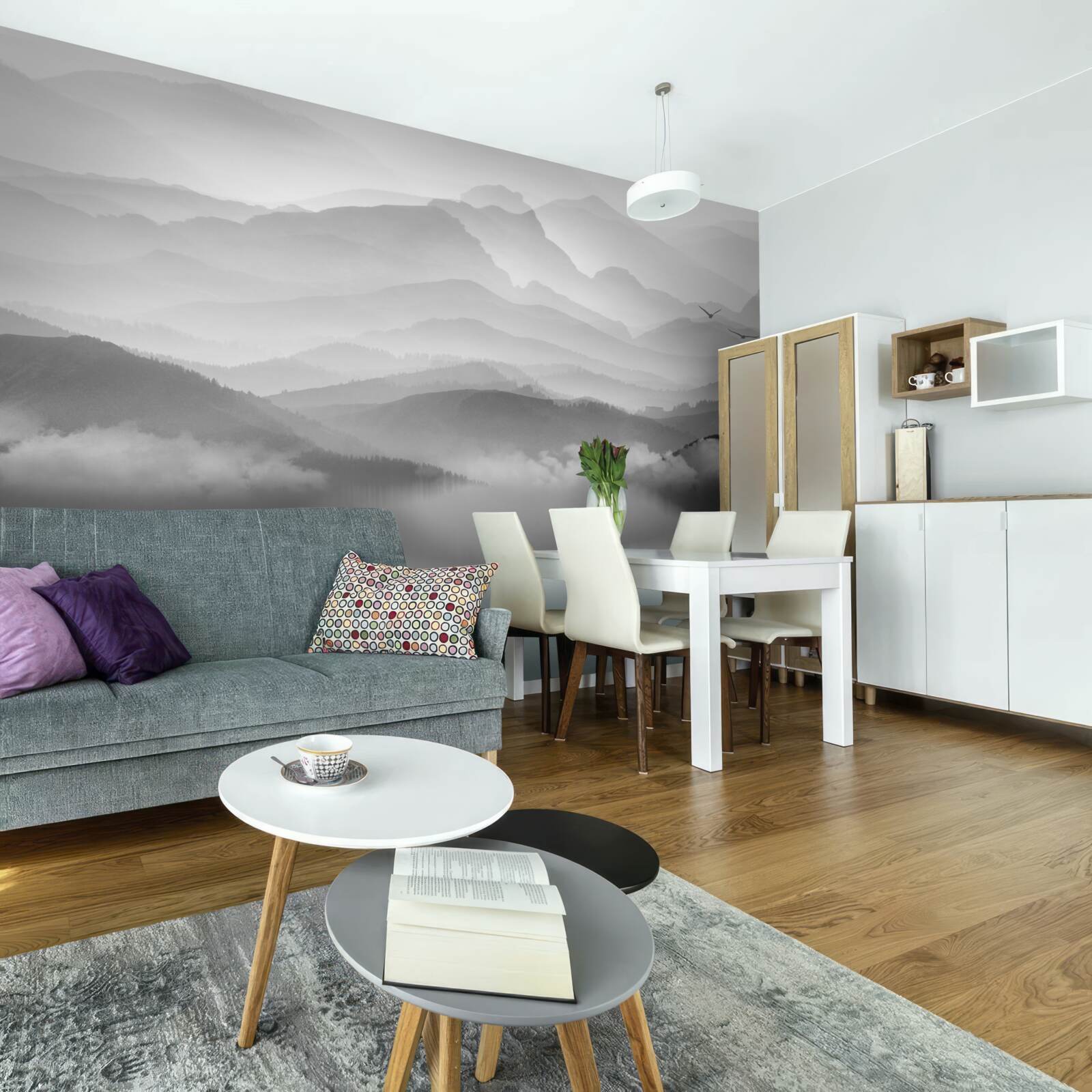 Fototapeta rybár sa vracia cez hmlisté horské jazero