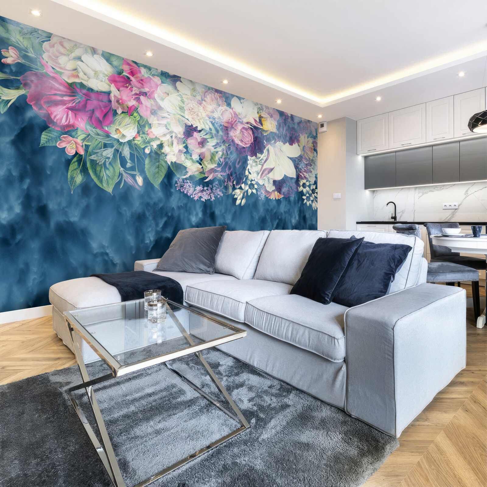 Fototapeta Stena, pohovka a modré tienidlo