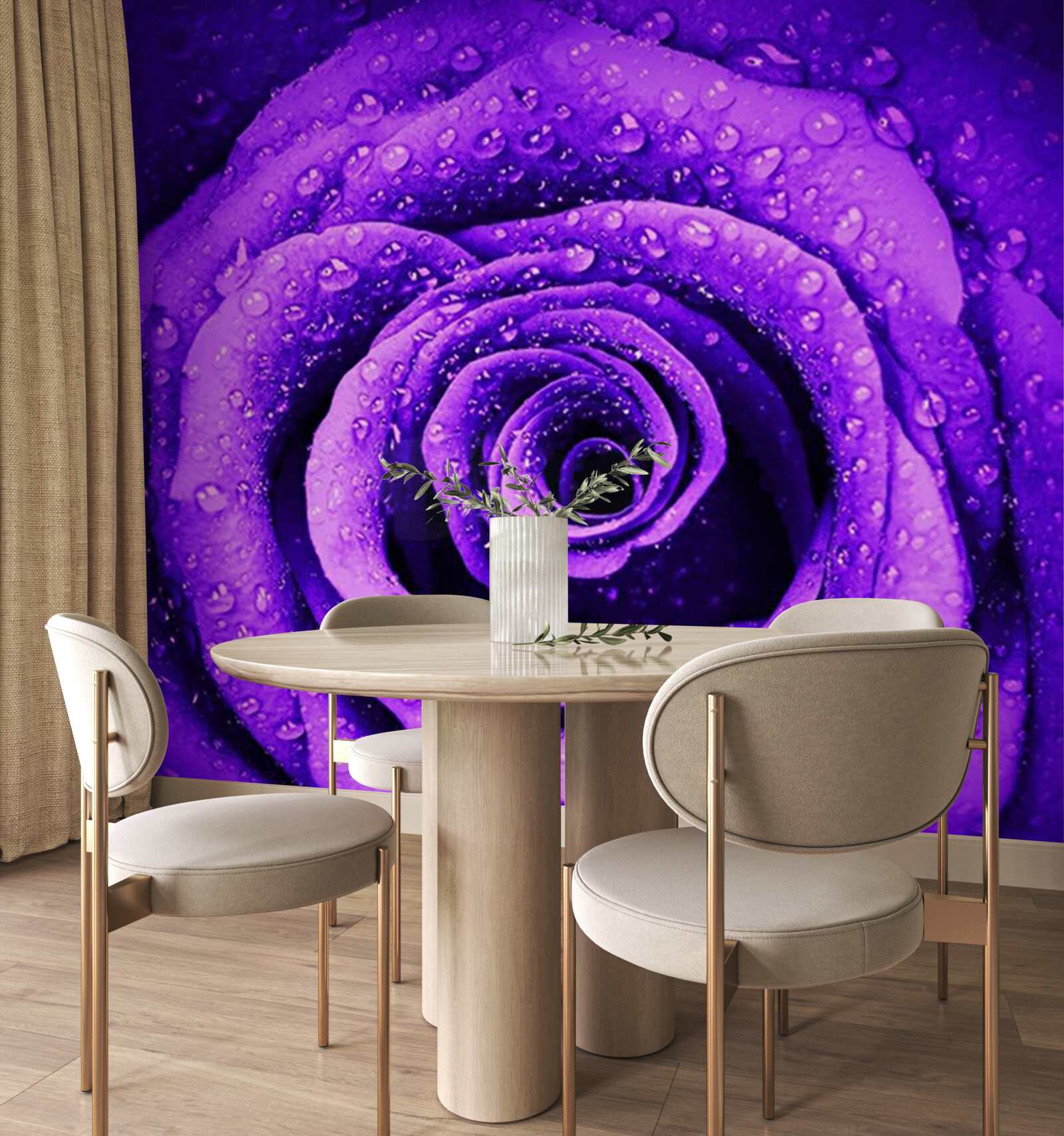 Fototapeta blízky pohľad na fialovú ružu pokrytý kvapkami dažďa