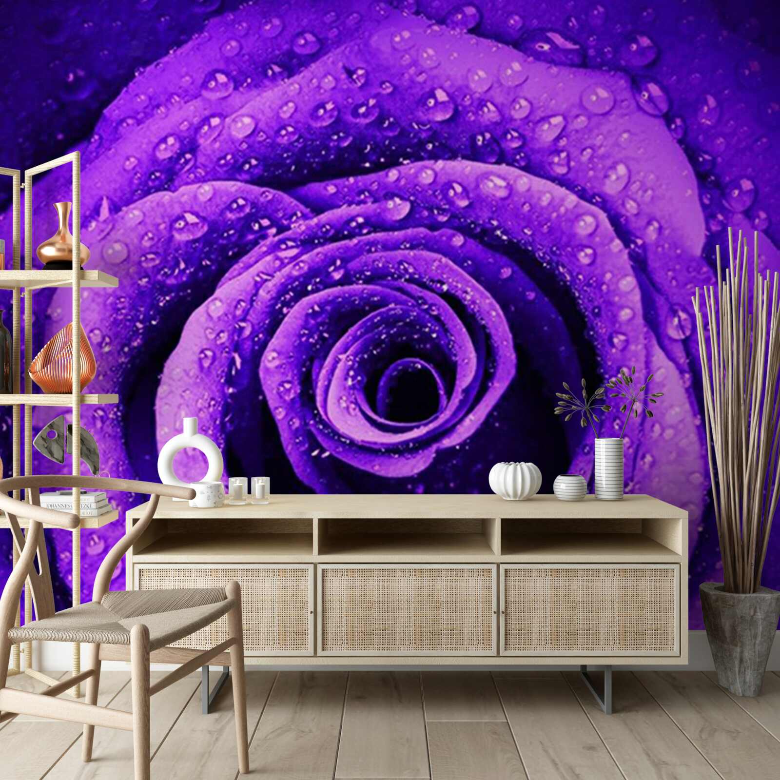 Fototapeta blízky pohľad na fialovú ružu pokrytý kvapkami dažďa