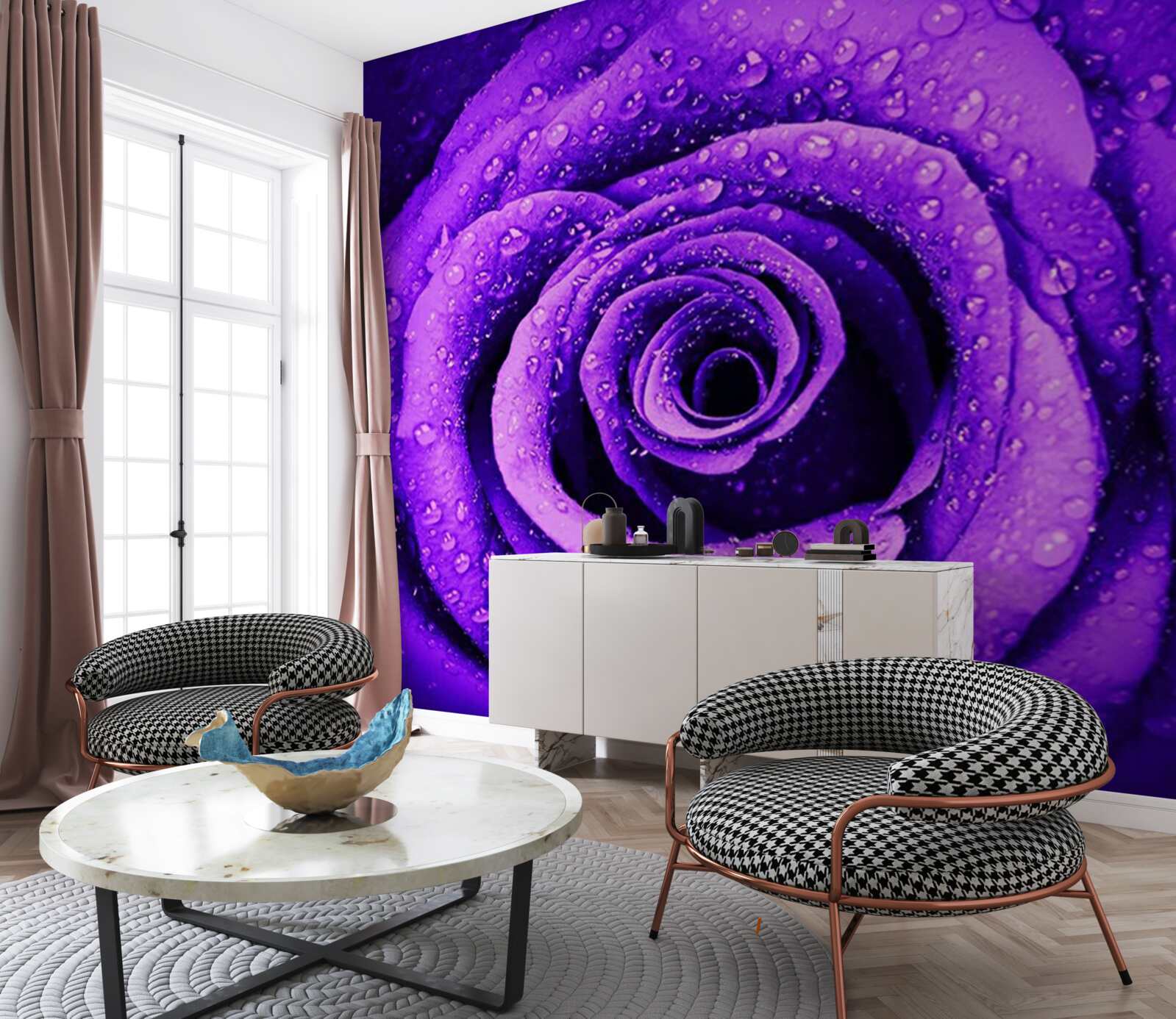 Fototapeta blízky pohľad na fialovú ružu pokrytý kvapkami dažďa