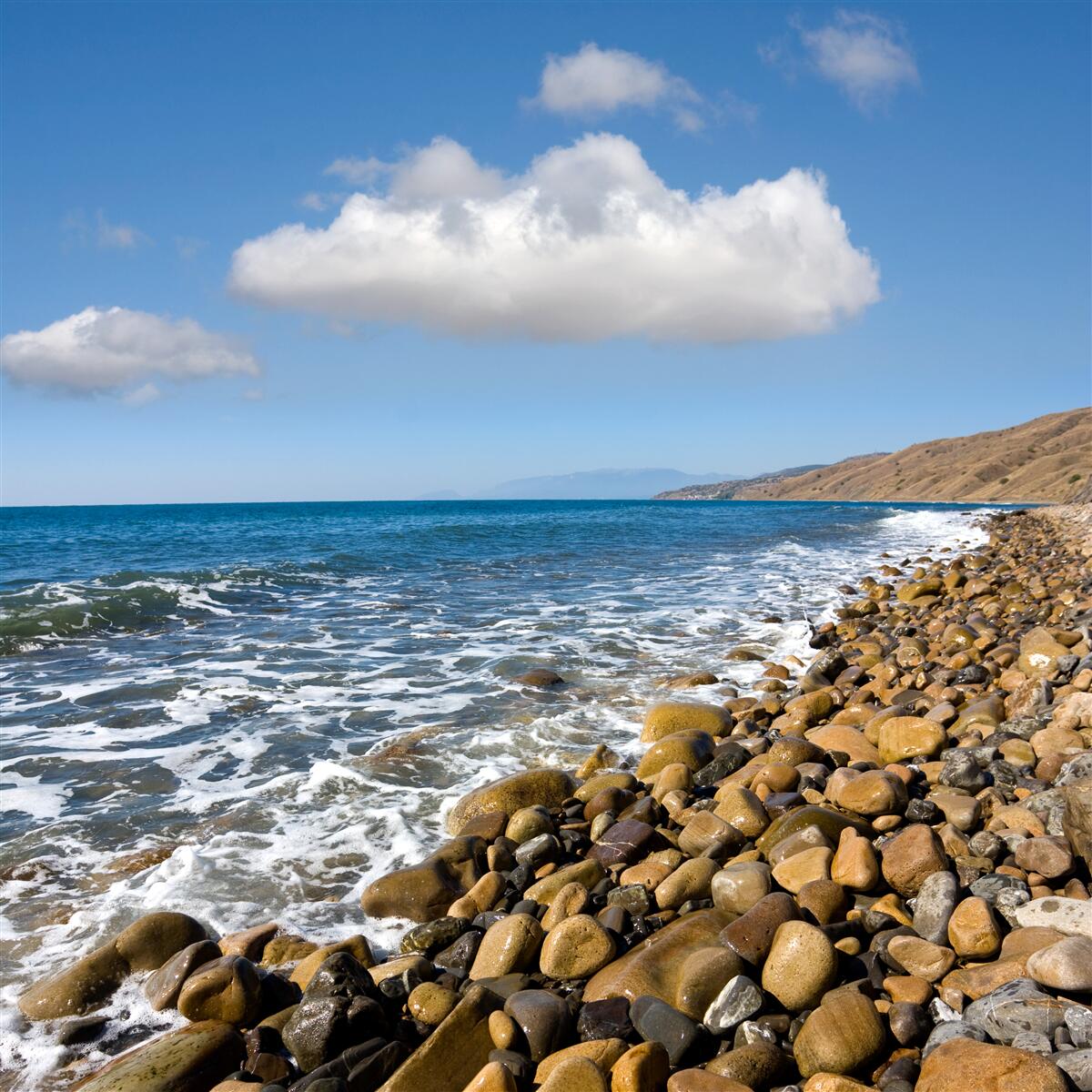 Fototapeta zurčiace vody zo skalnatého pobrežia