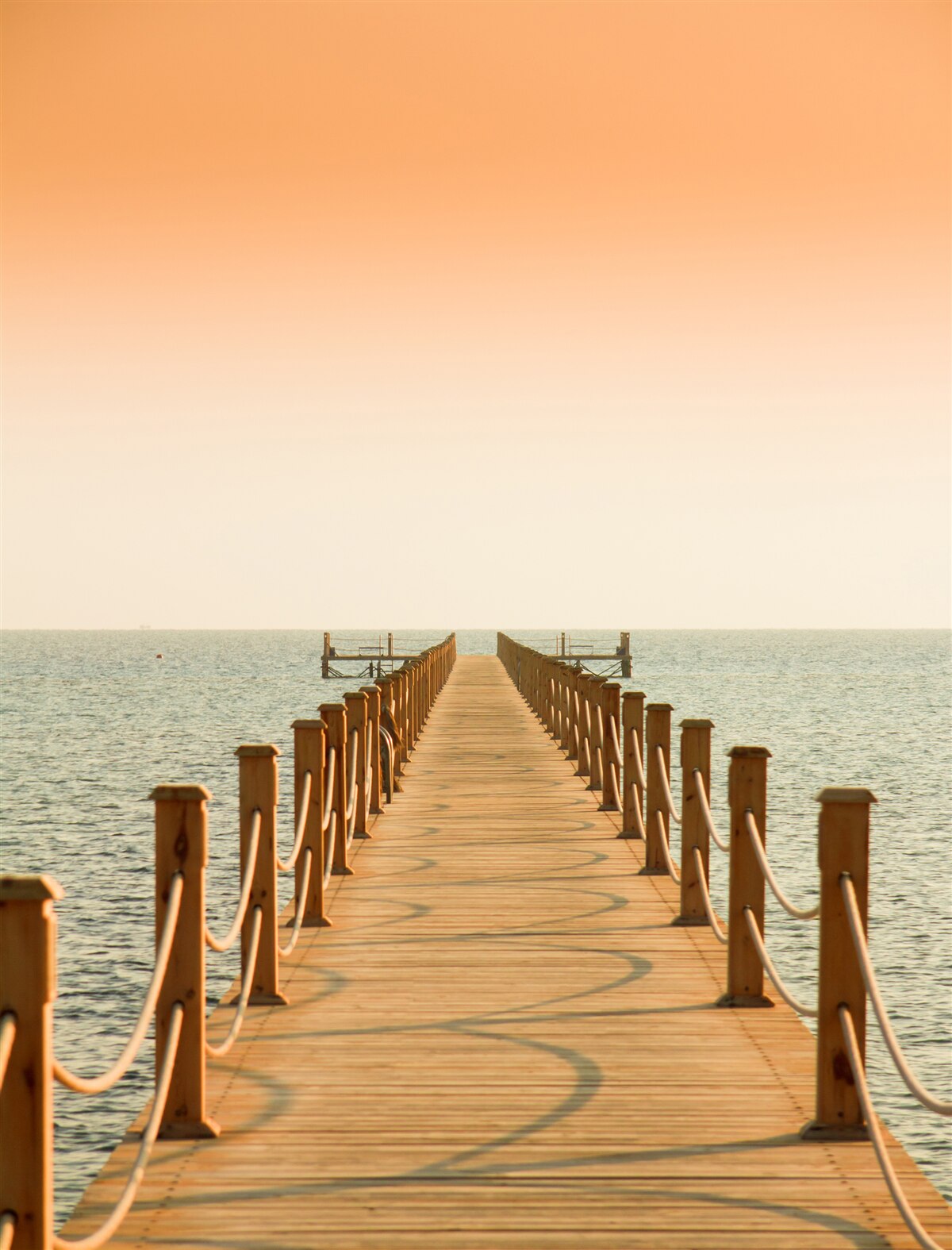 Fototapeta promenáda k moru pri západe slnka