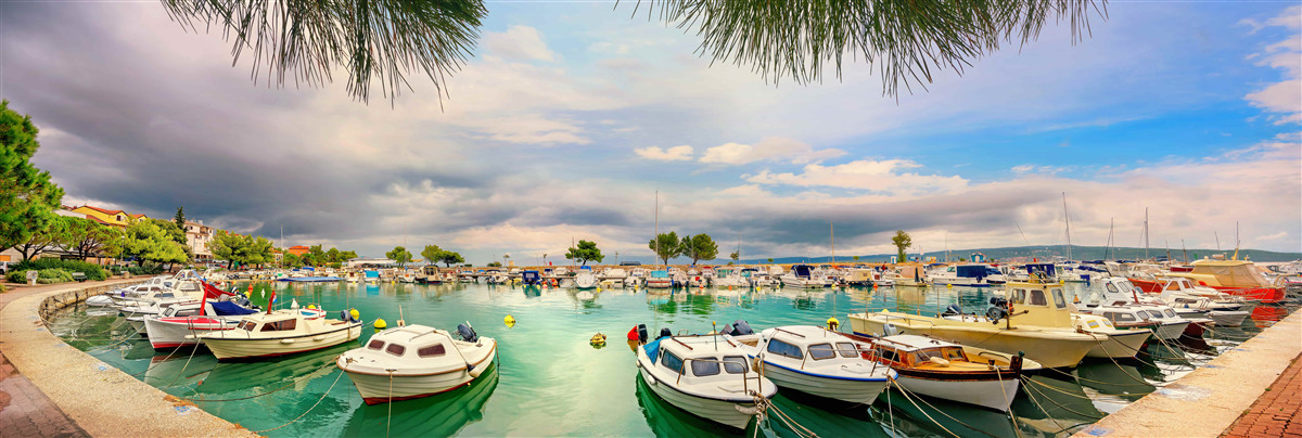 Fototapeta pokojný prístav s plachetnicou