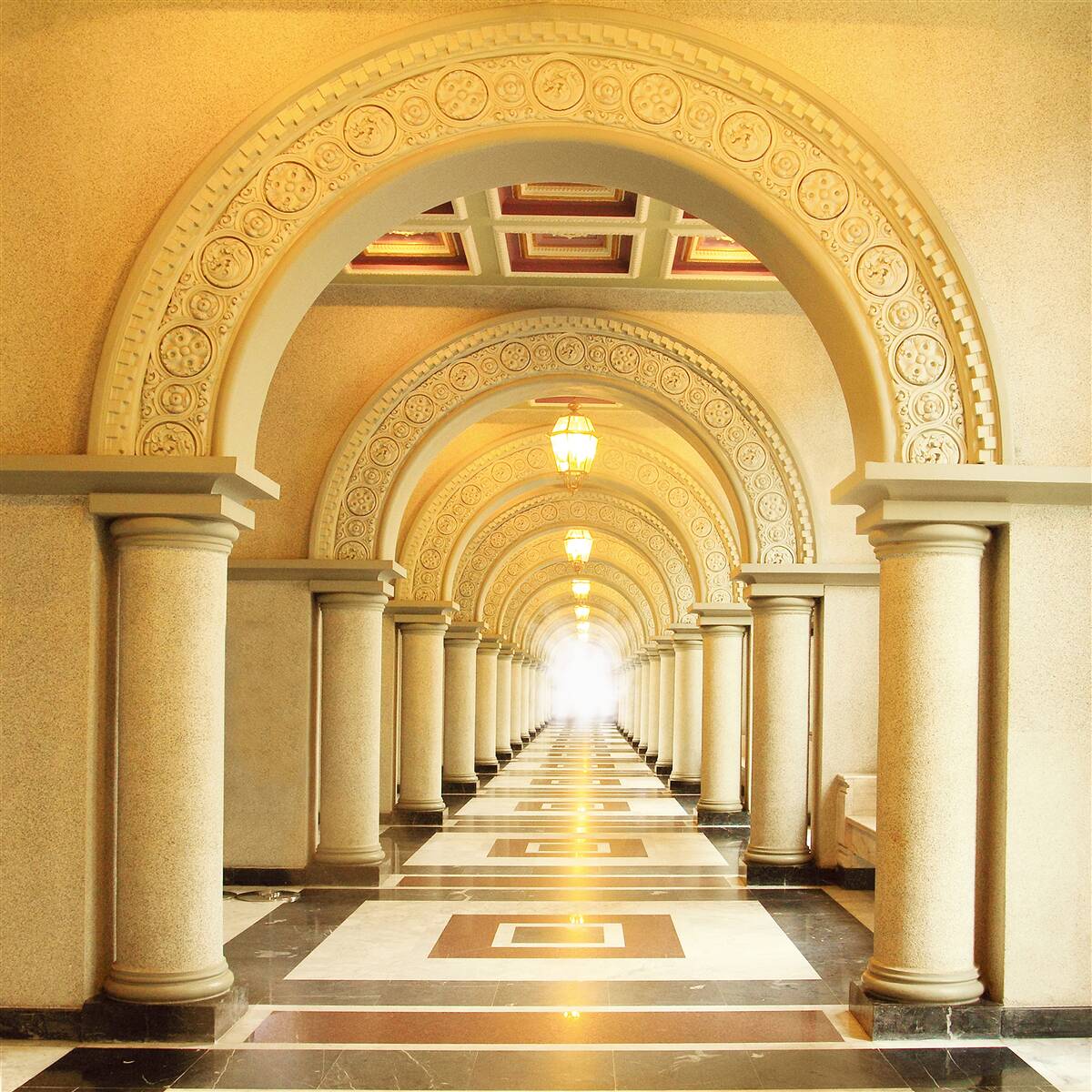 Fototapeta oslepujúce svetlo na konci tunela pod mrakmi