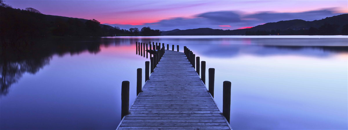 Fototapeta molo pri jazere v horách za úsvitom