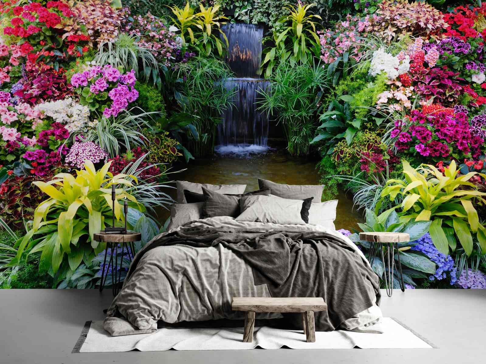 Fototapeta tropické kvety vedľa horského vodopádu