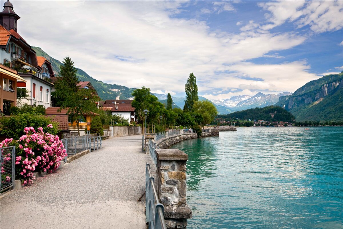 Fototapeta osada v horách pri vodnej nádrži