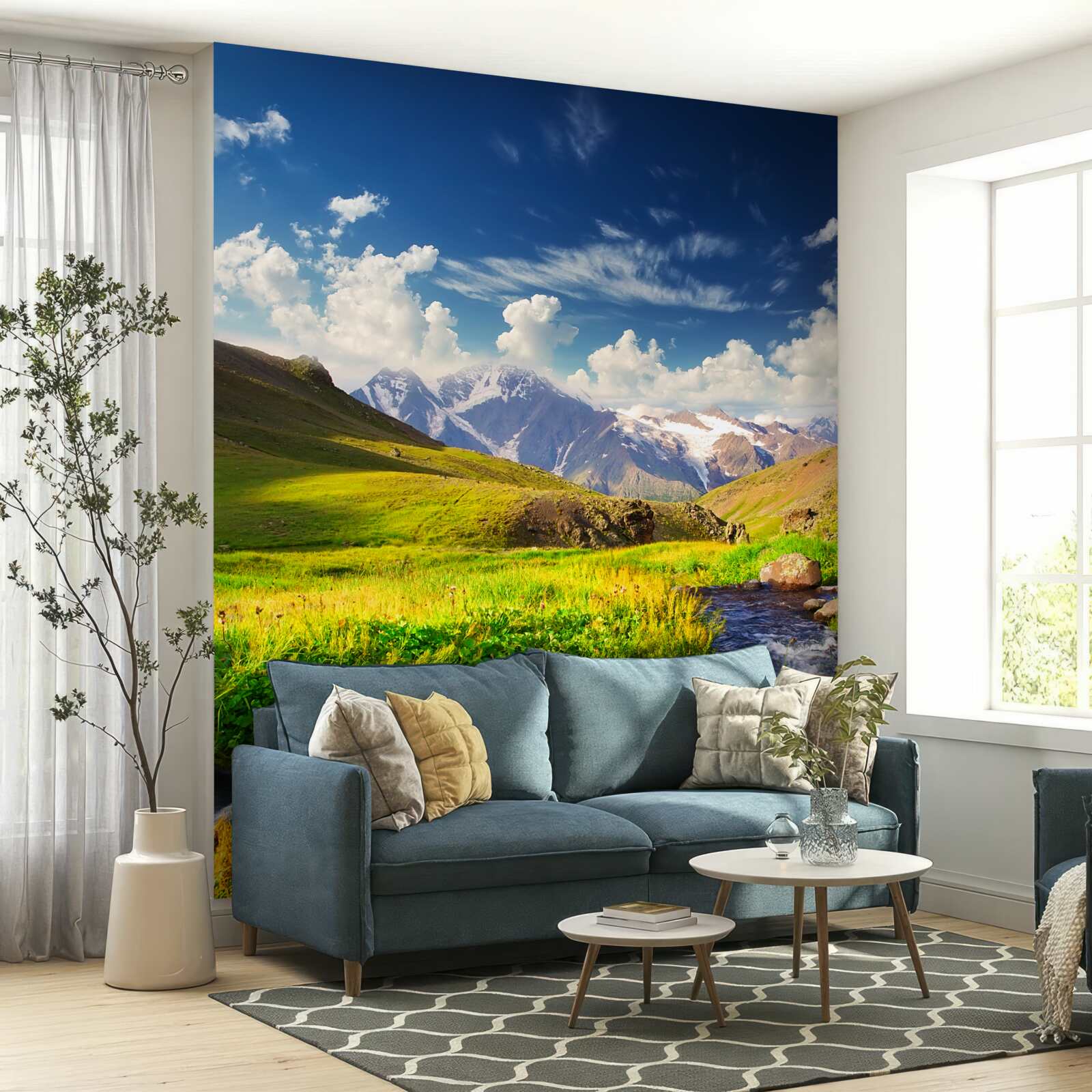 Fototapeta rieka v horách tečúca medzi lúkami