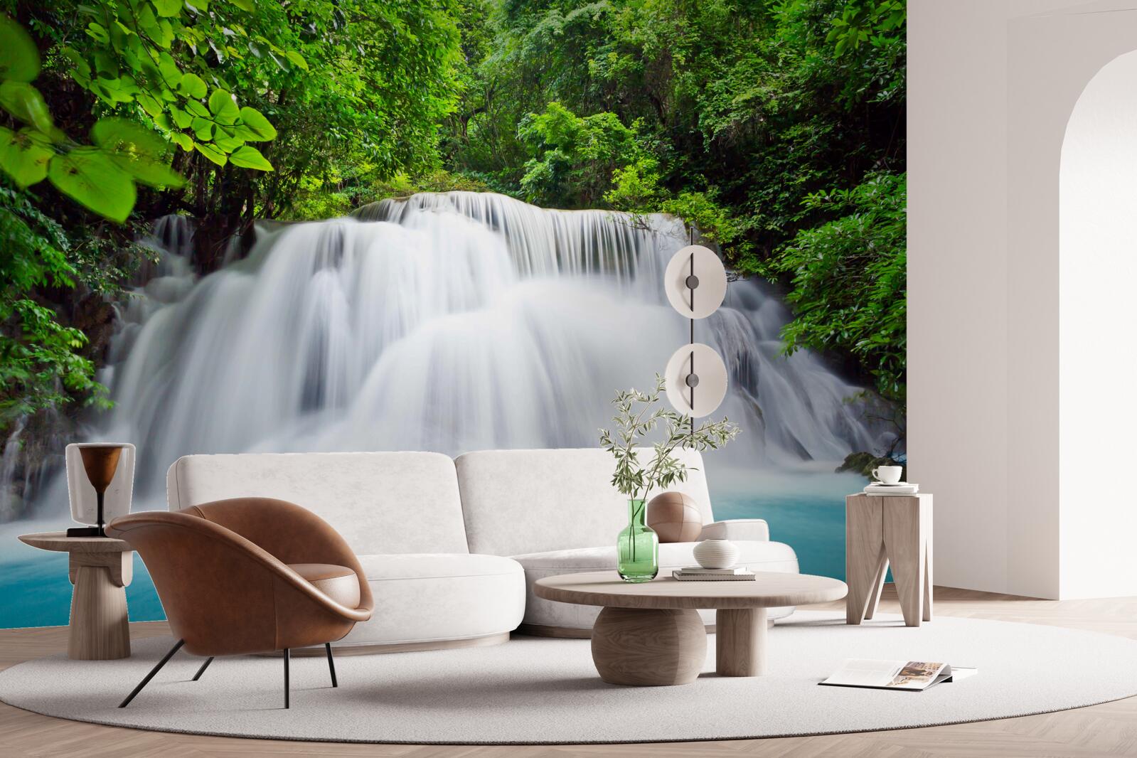 Fototapeta rýchlo padajúci vodopád upprostred lesa