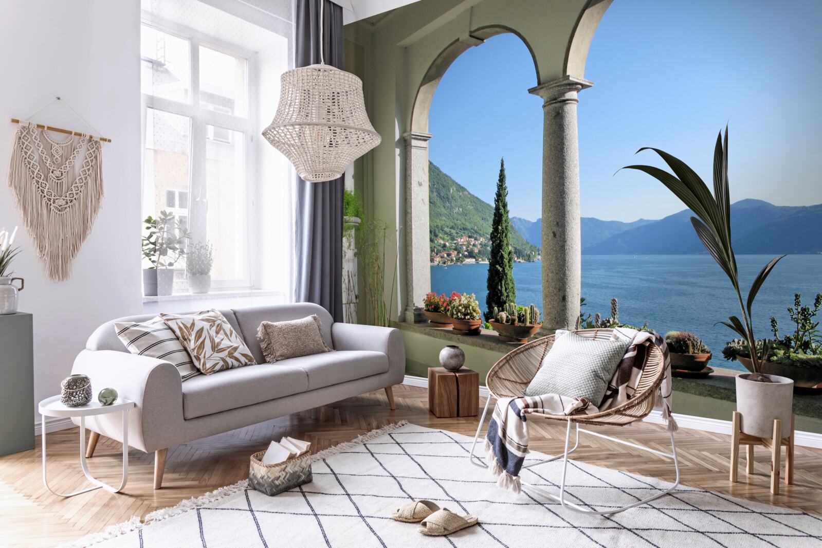 Fototapeta balkón s klenutými otvormi a výhľadom na vodu a hory