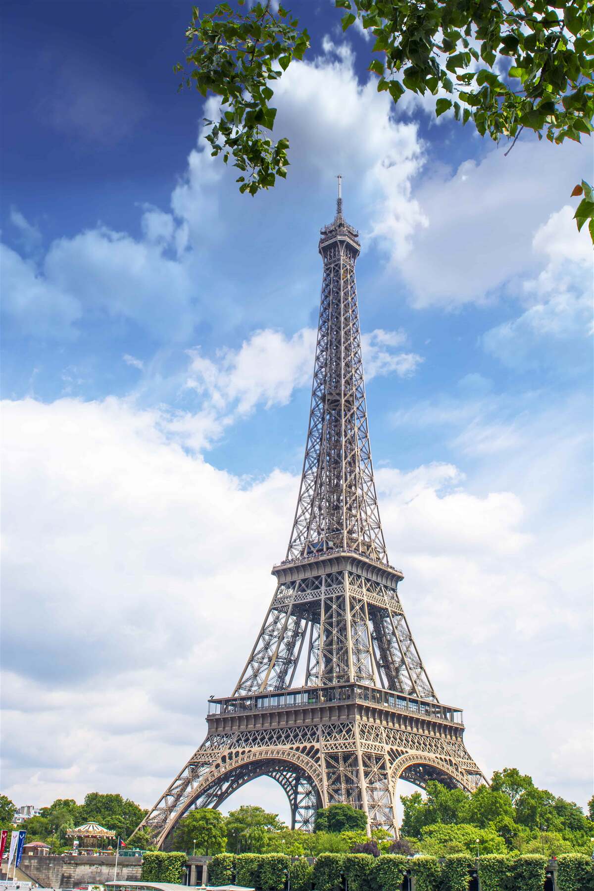 Fototapeta Eiffelova veža sa týči proti svetlému oblohe