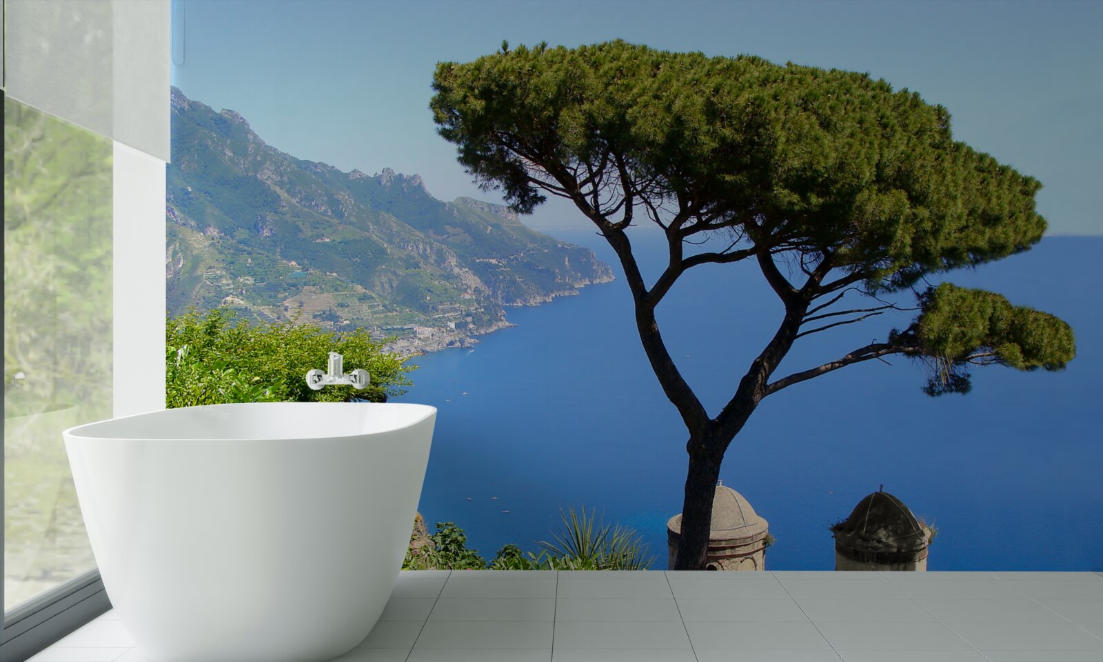 Fototapeta osamelý strom na pobreží mora