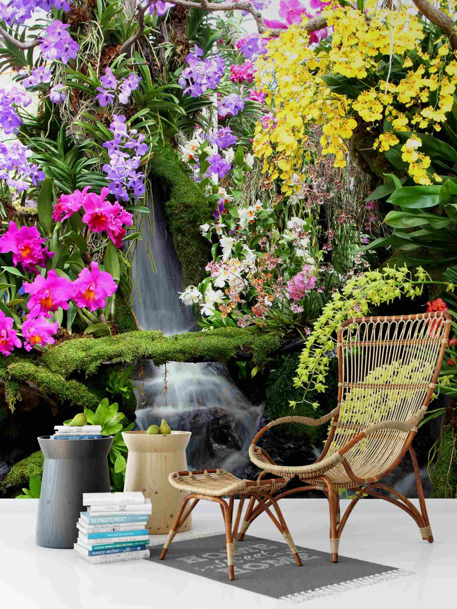 Fototapeta voda kaskádovito medzi bohatými odtieňmi kvetov