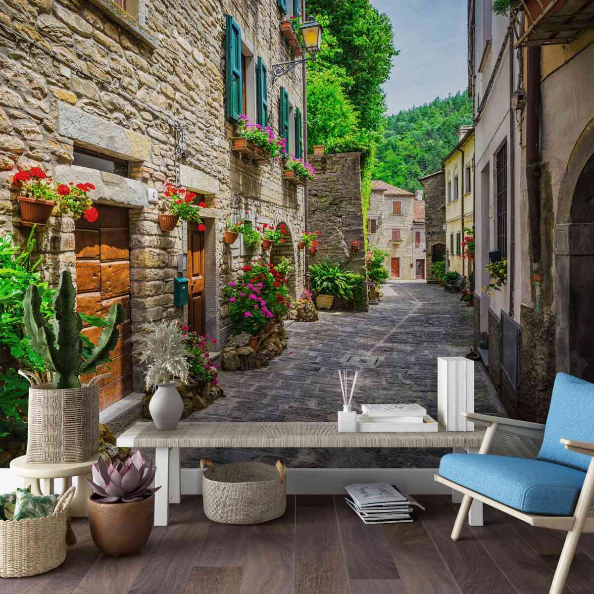 Fototapeta stará kamenná mestská ulica, obklopená zelenou