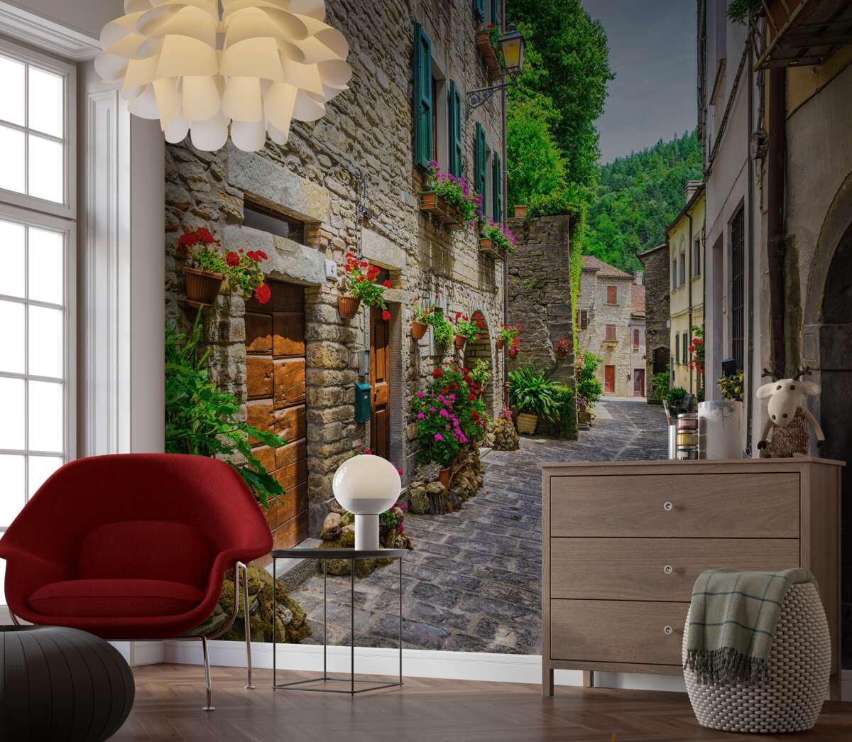 Fototapeta stará kamenná mestská ulica, obklopená zelenou