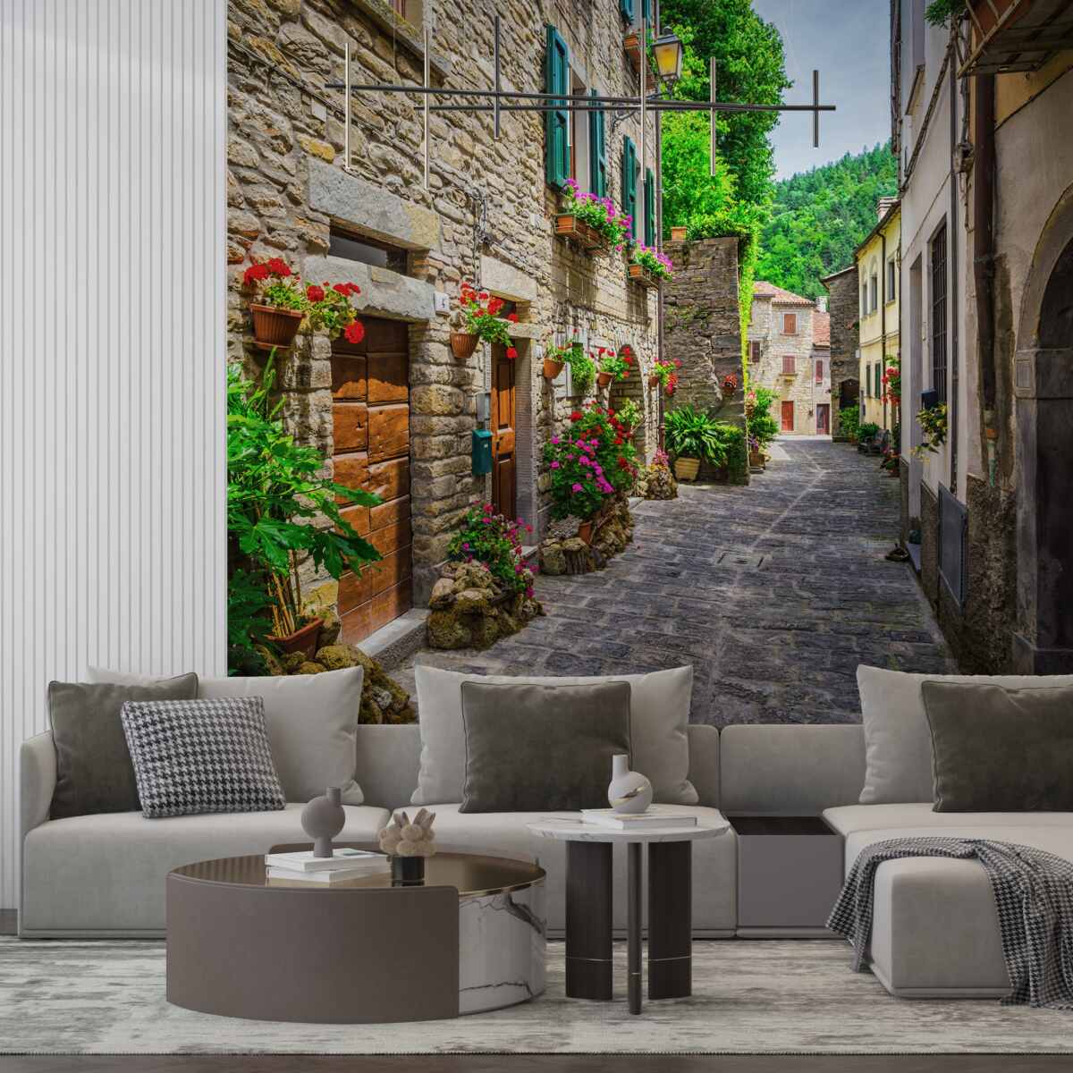 Fototapeta stará kamenná mestská ulica, obklopená zelenou