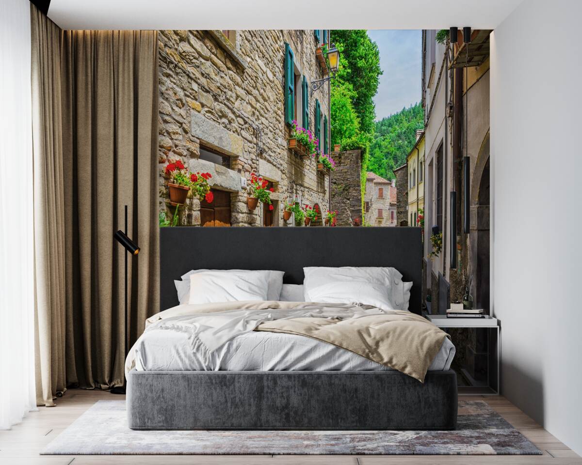 Fototapeta stará kamenná mestská ulica, obklopená zelenou