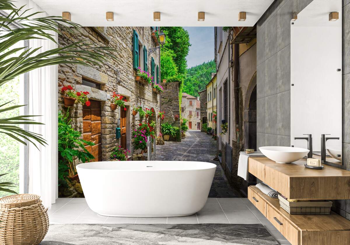 Fototapeta stará kamenná mestská ulica, obklopená zelenou