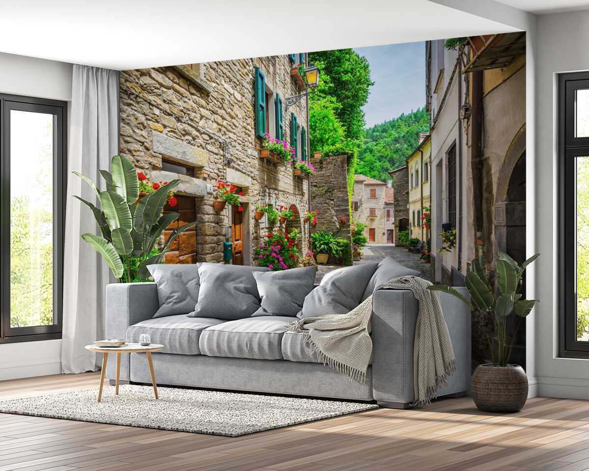 Fototapeta stará kamenná mestská ulica, obklopená zelenou