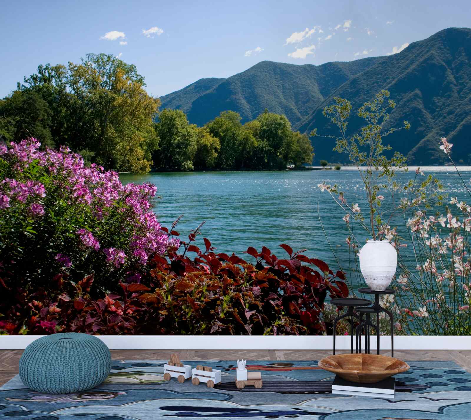 Fototapeta pokojné jazero v horách a kvitnúce letné rastliny