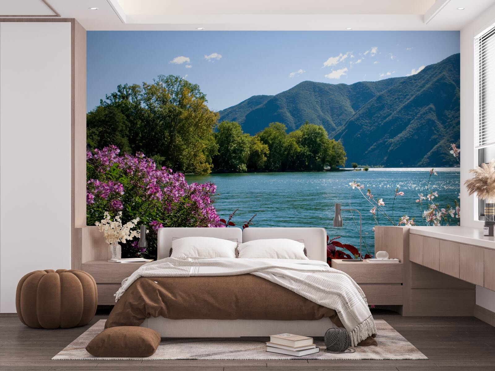 Fototapeta pokojné jazero v horách a kvitnúce letné rastliny