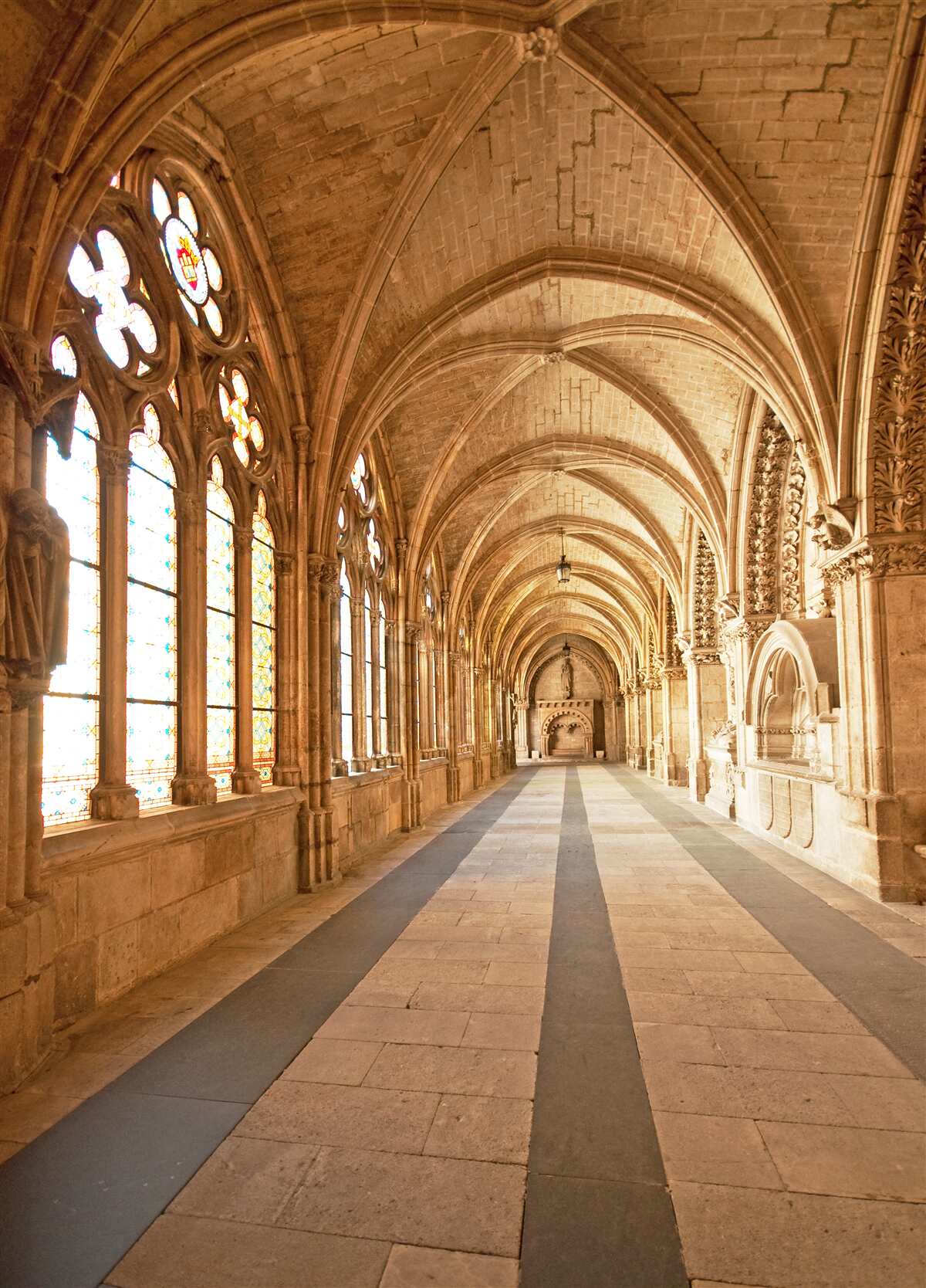 Fototapeta staré kamenné steny so sklenenými oknami