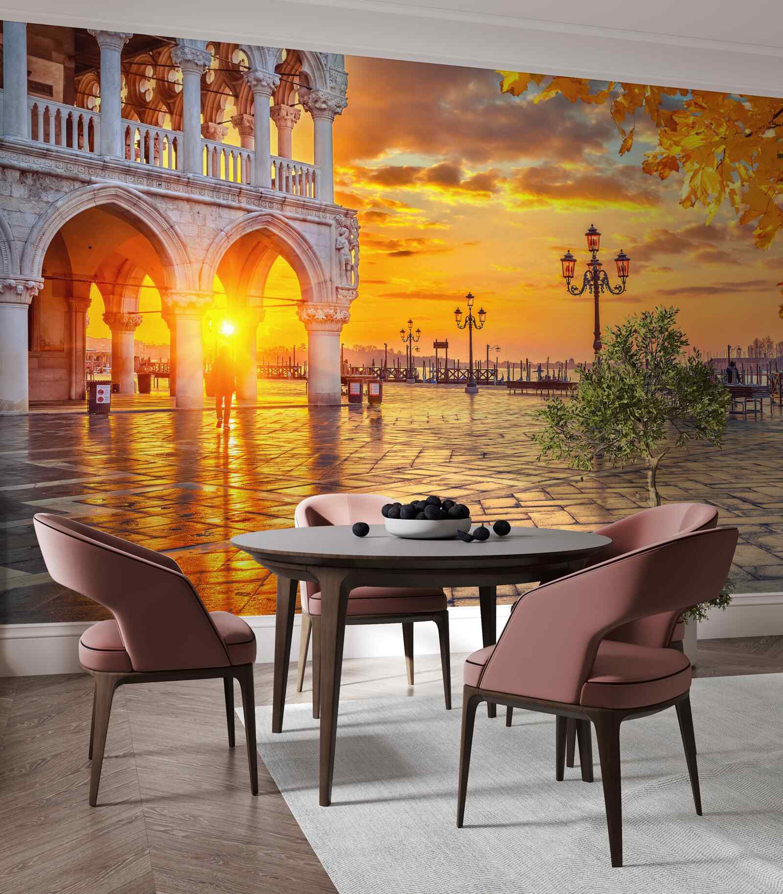 Fototapeta teplé, jasné lúče západu slnka nad hlavným námestím