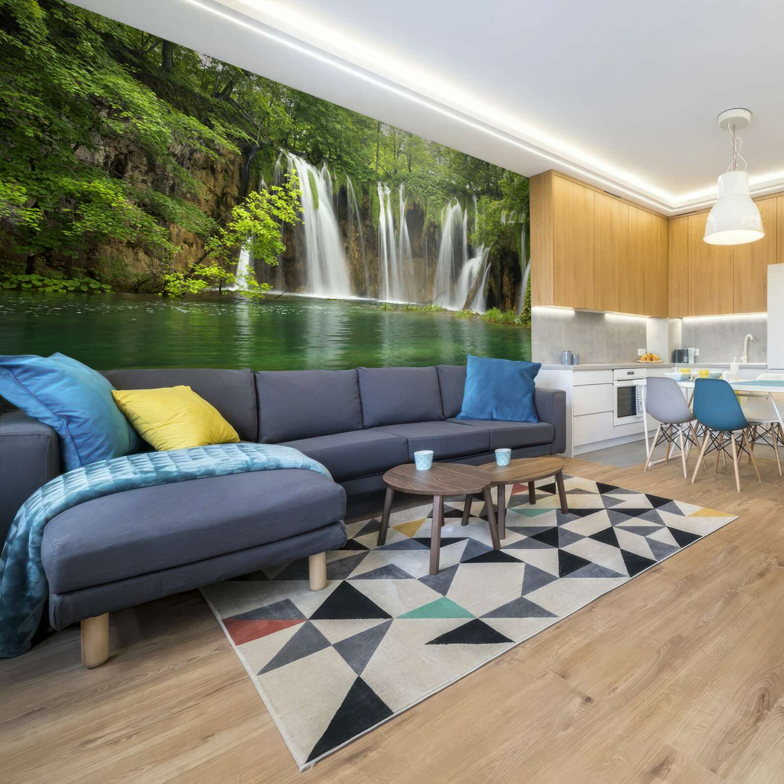 Fototapeta voda rýchlo stekala do rokliny medzi horským lesom