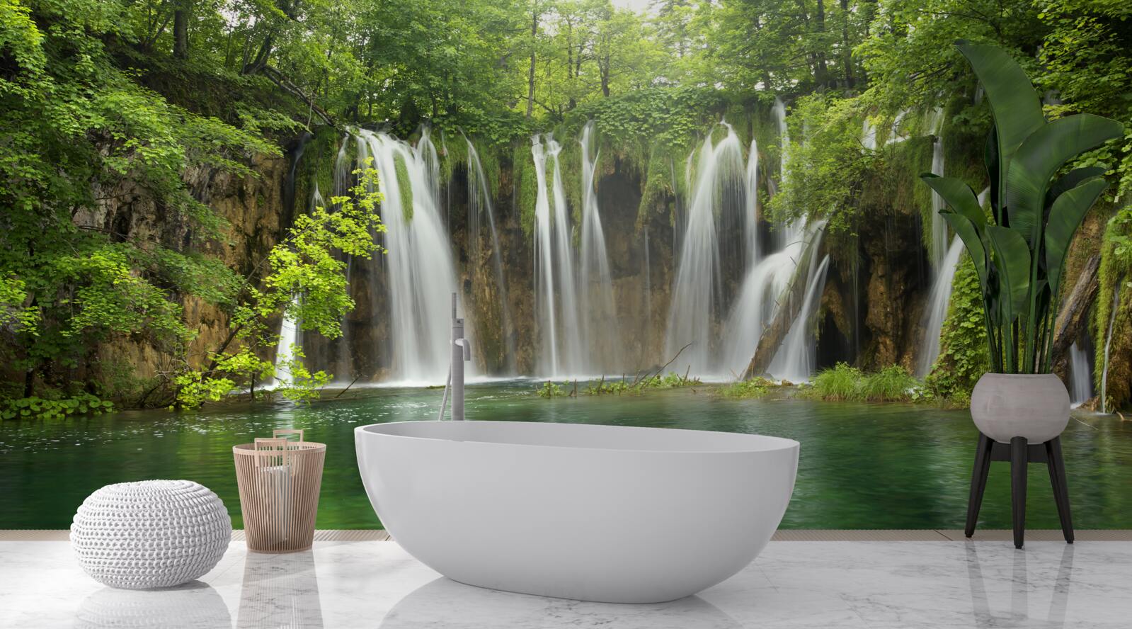 Fototapeta voda rýchlo stekala do rokliny medzi horským lesom