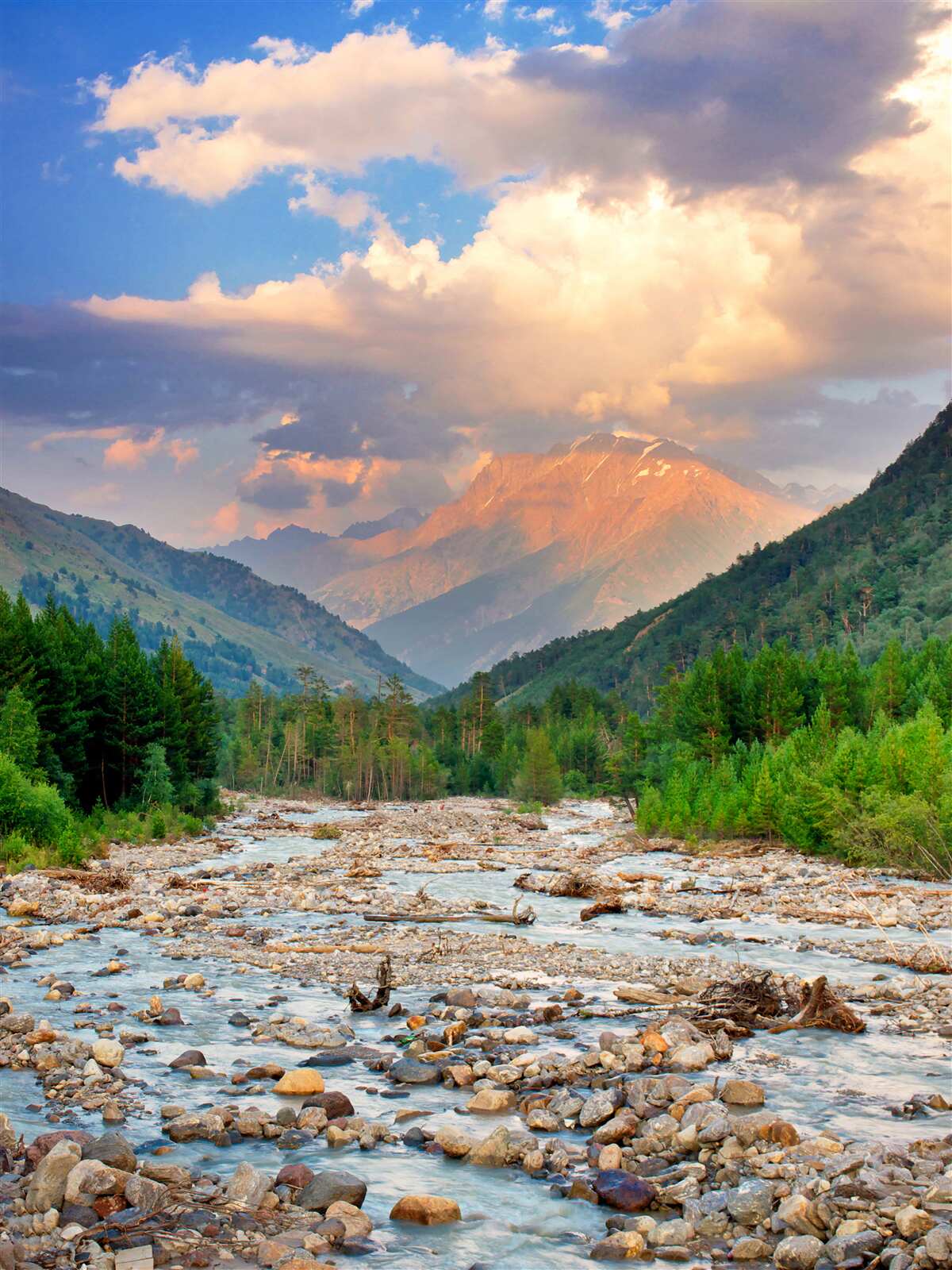 Fototapeta rieka v horách vo večernom slnku