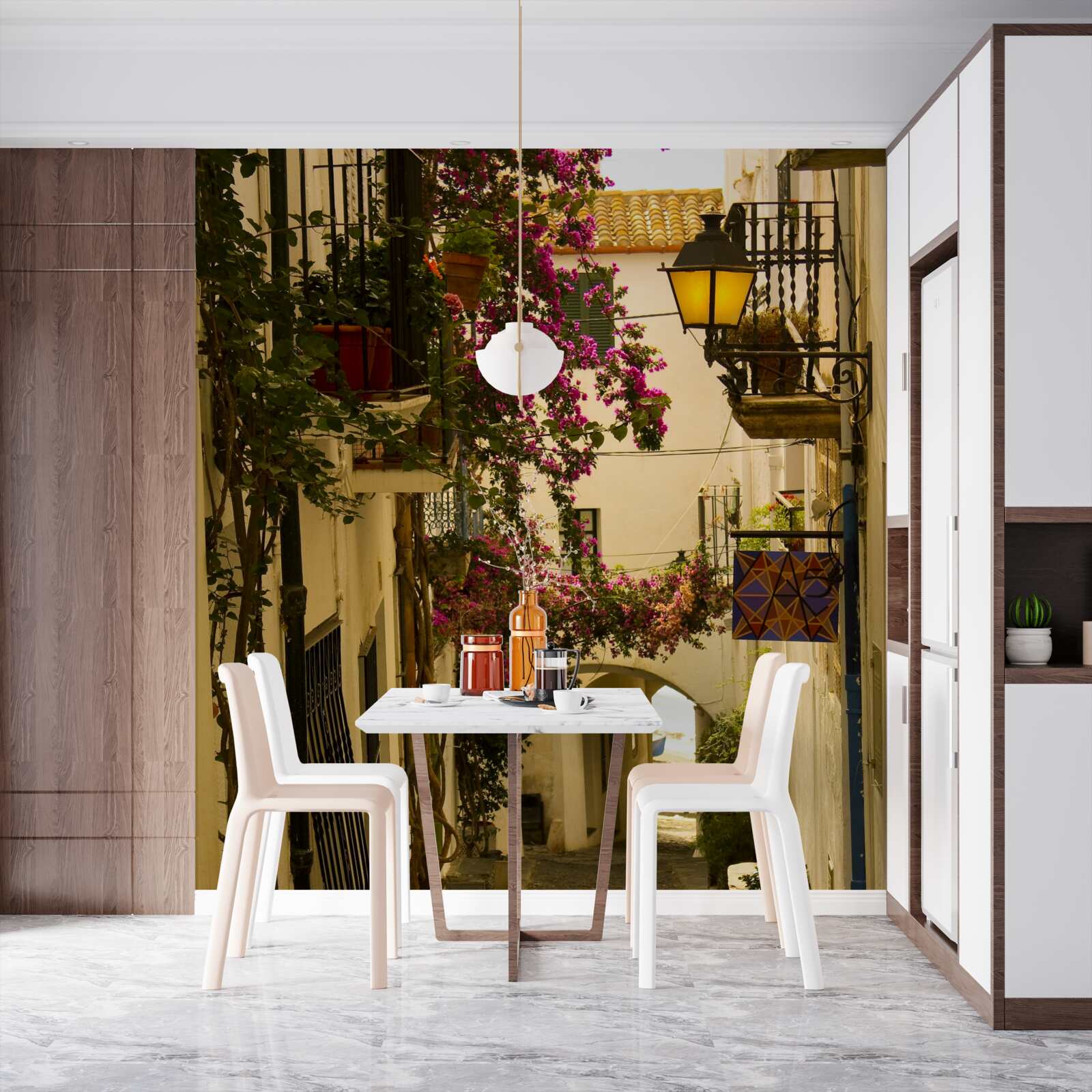 Fototapeta starobylá ulica obklopená kvetmi a slnečným svetlom