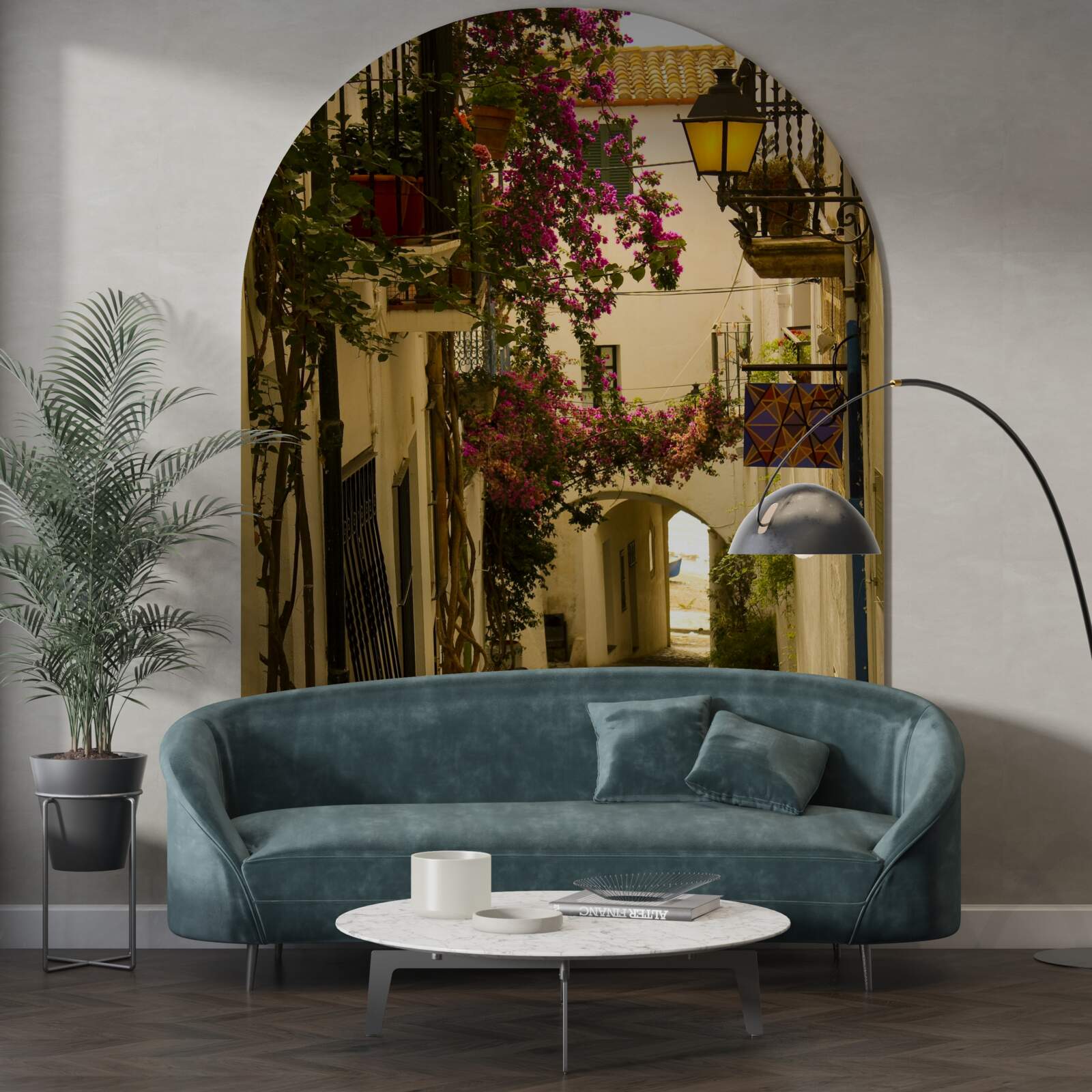 Fototapeta starobylá ulica obklopená kvetmi a slnečným svetlom