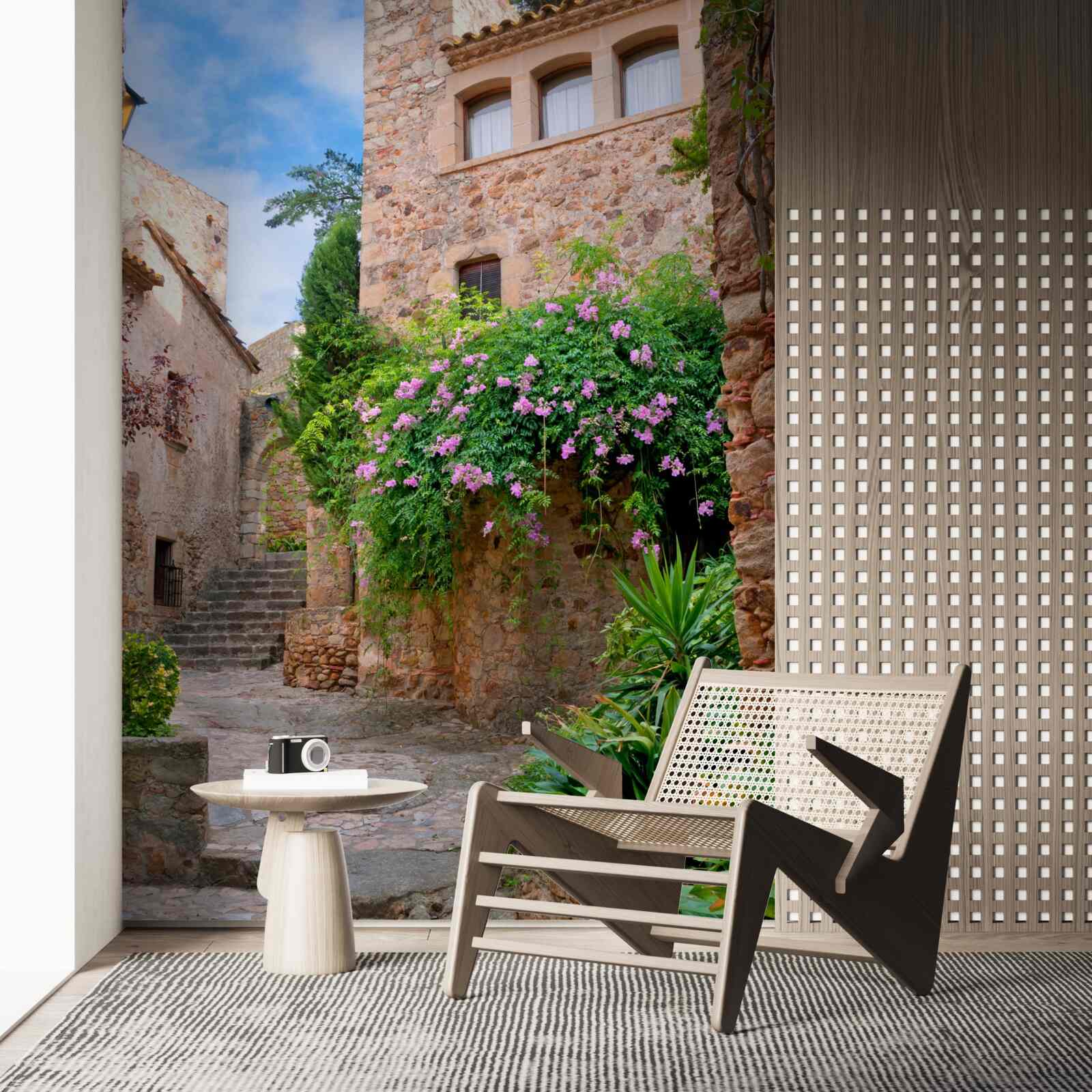 Fototapeta starodávna dláždená ulica obklopená zeleňou a kvetmi