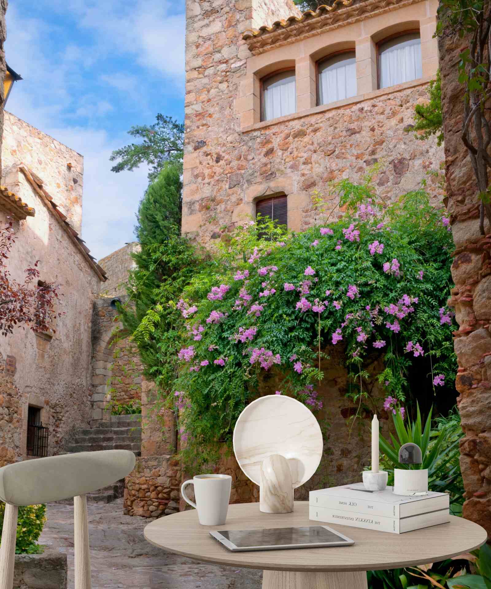 Fototapeta starodávna dláždená ulica obklopená zeleňou a kvetmi