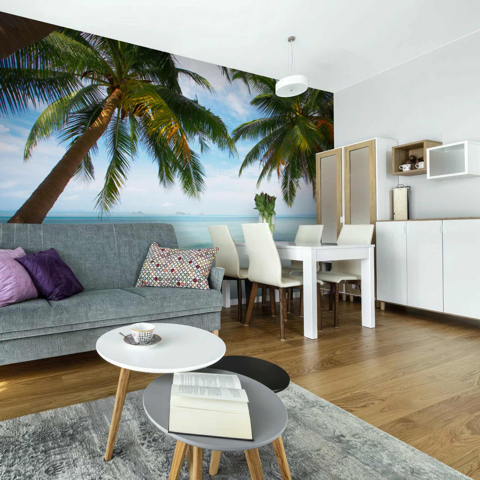 Fototapeta palmy na brehu mora s piesčitým povrchom