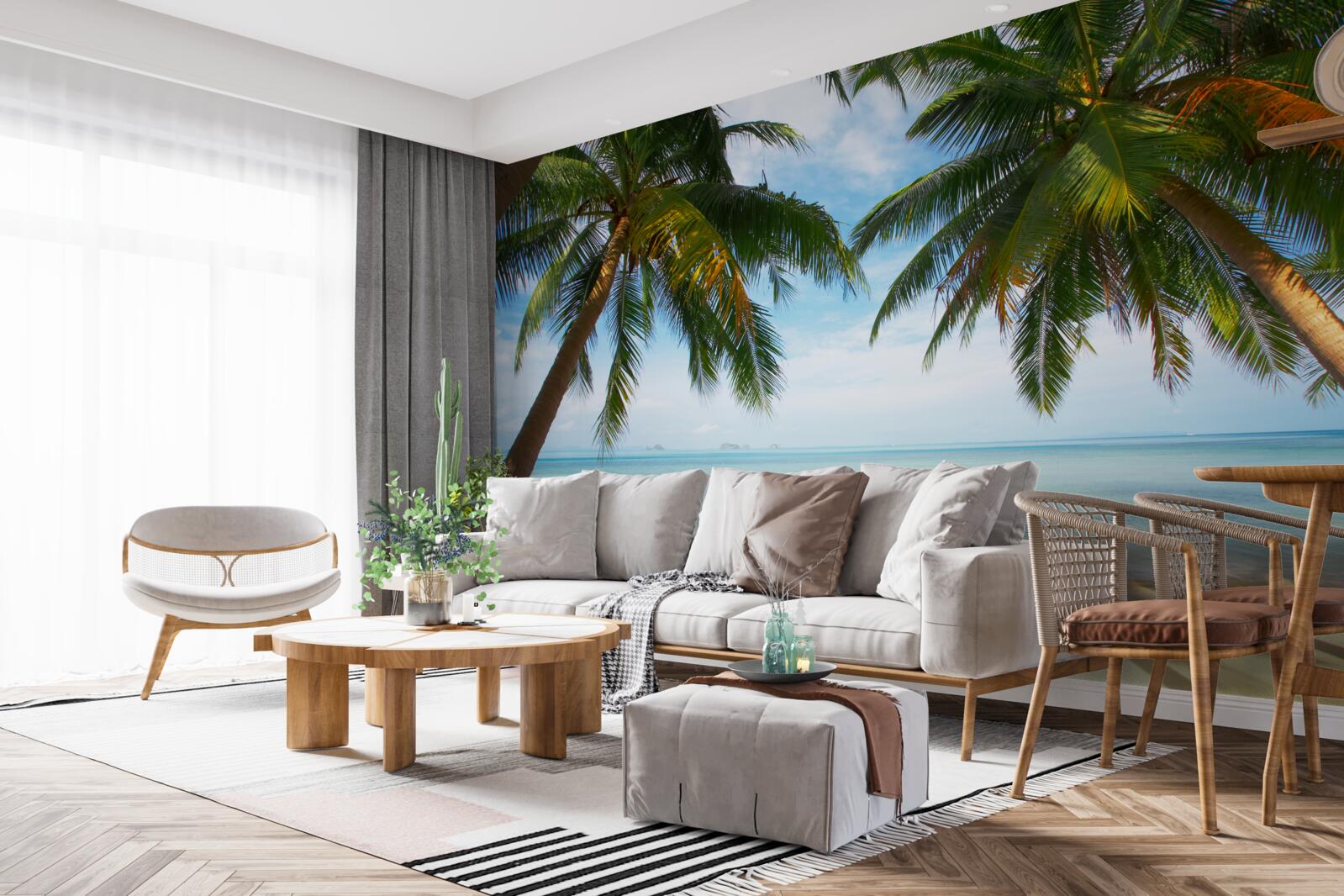 Fototapeta palmy na brehu mora s piesčitým povrchom