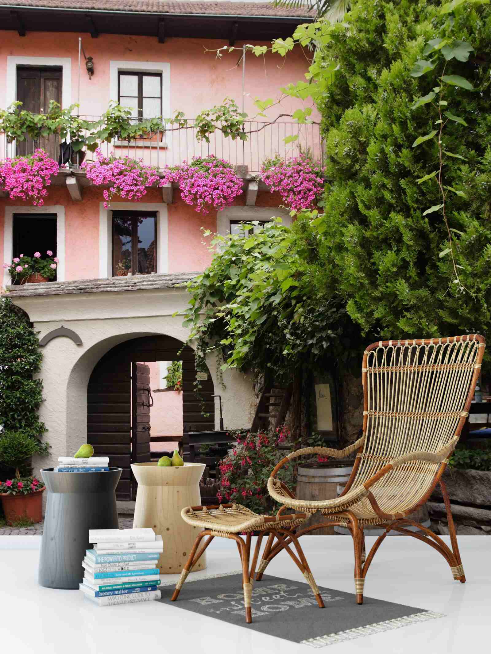 Fototapeta vegetácia s kvetmi v blízkosti schodiska