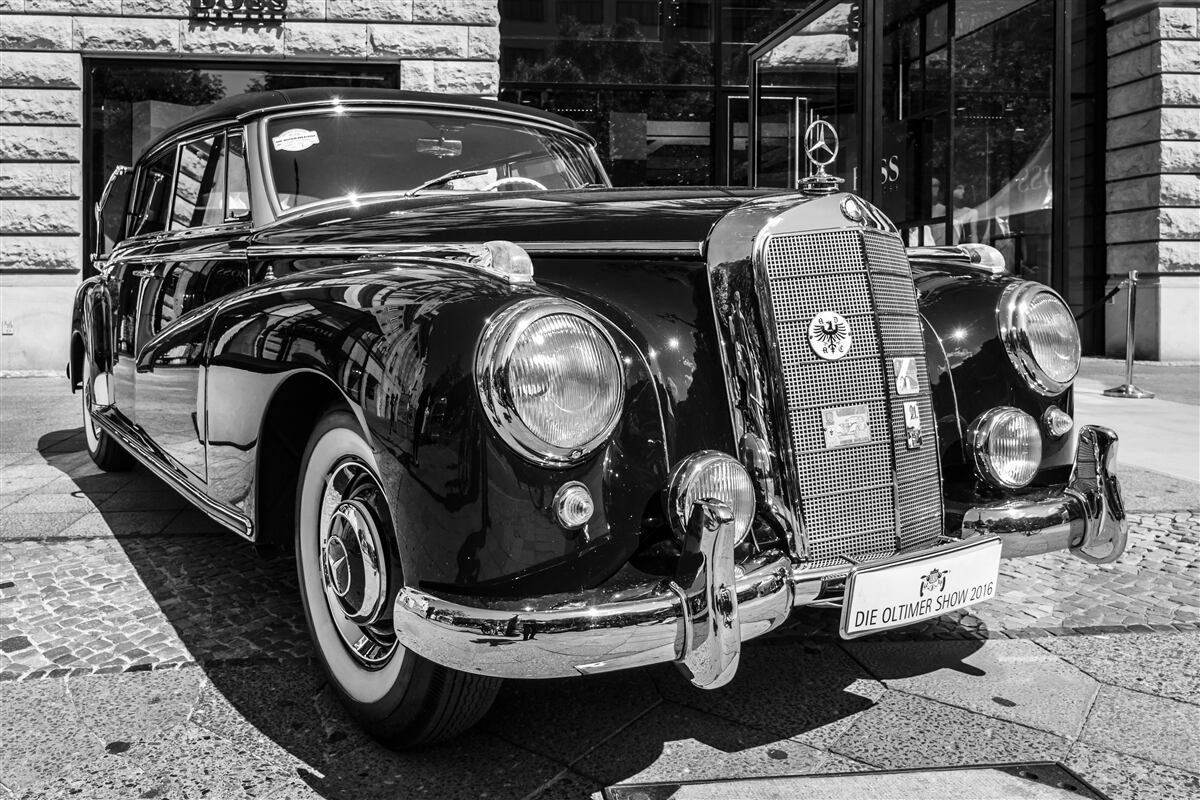 Fototapeta retro auto v čiernej a bielej farbe