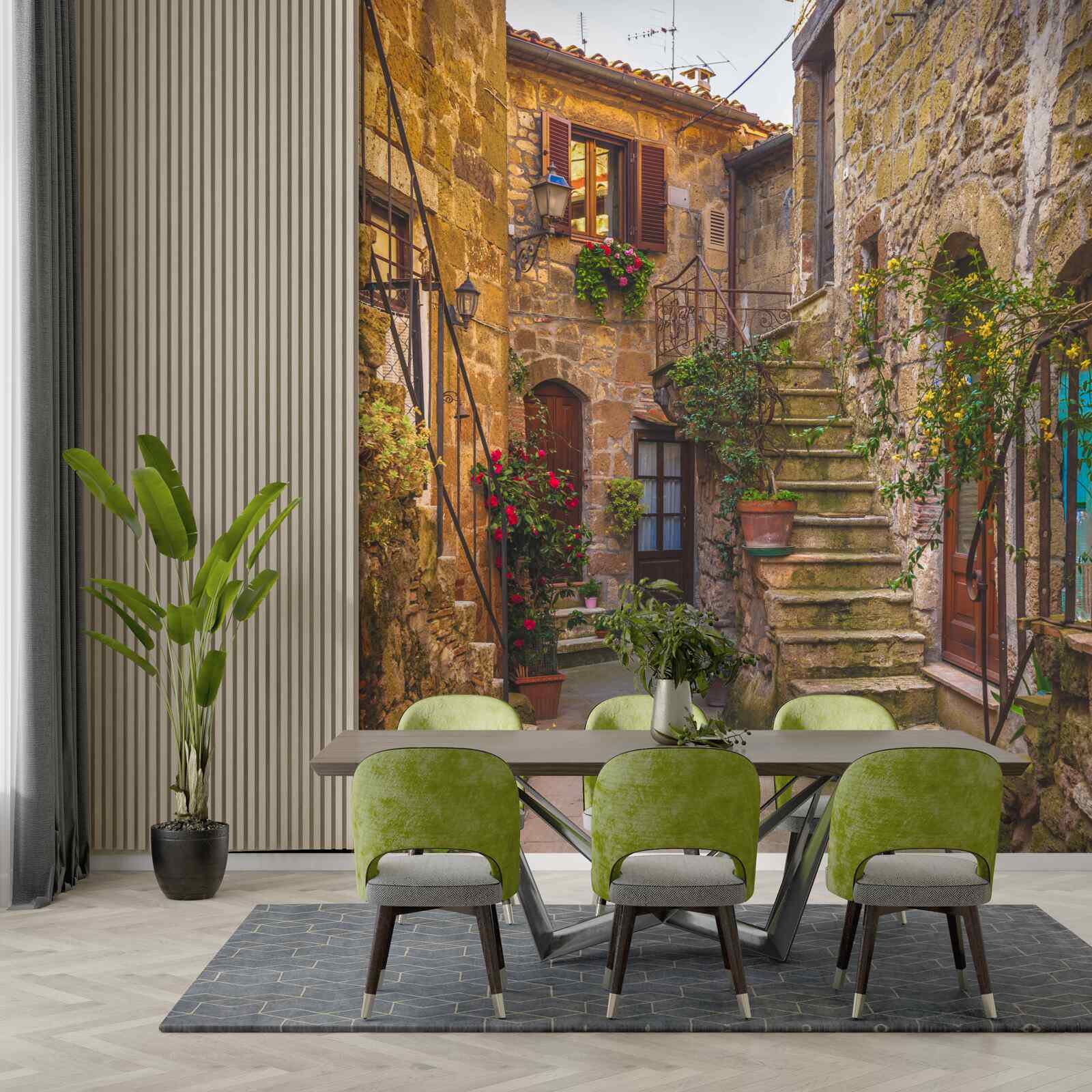 Fototapeta schody zdobené kvetmi na starom nádvorí