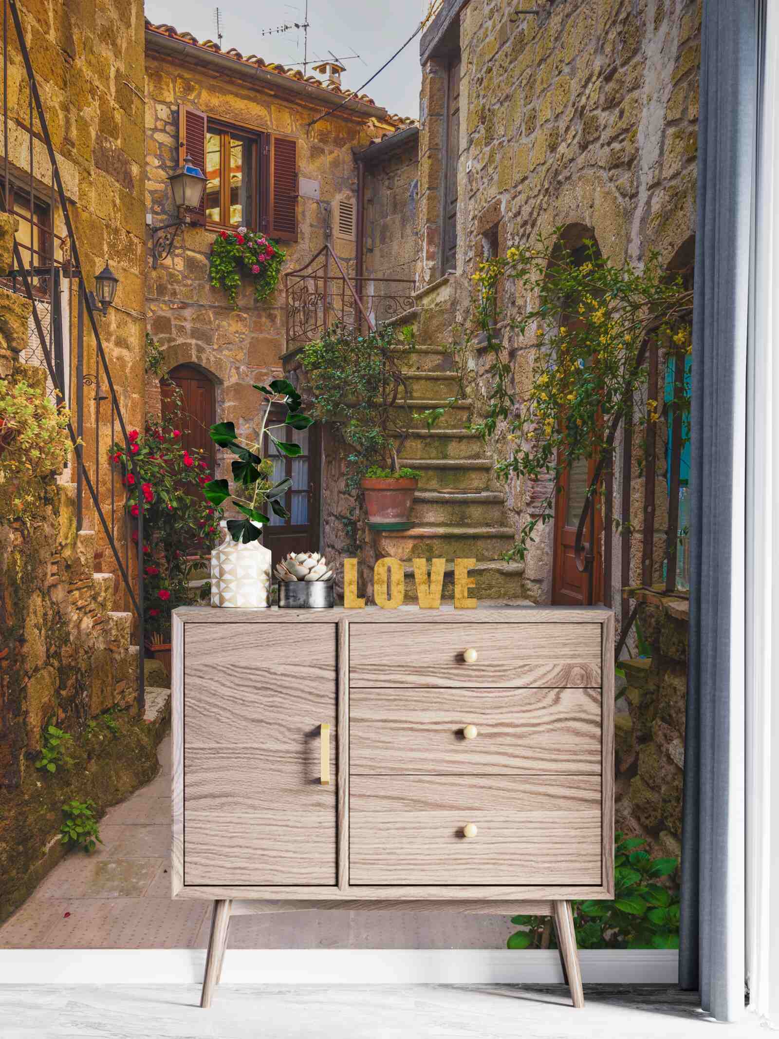 Fototapeta schody zdobené kvetmi na starom nádvorí