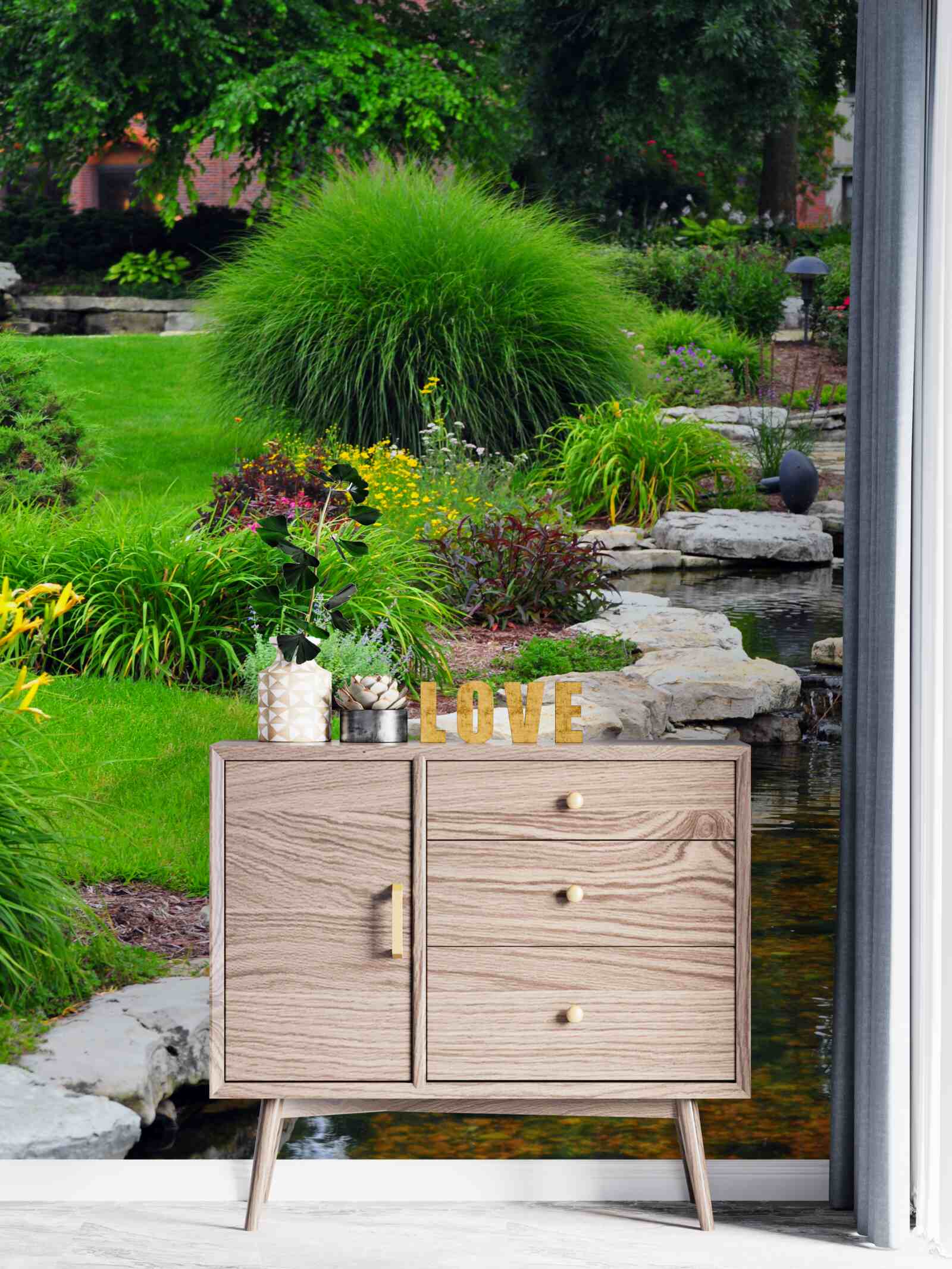 Fototapeta kvety v blízkosti jazierka v záhrade