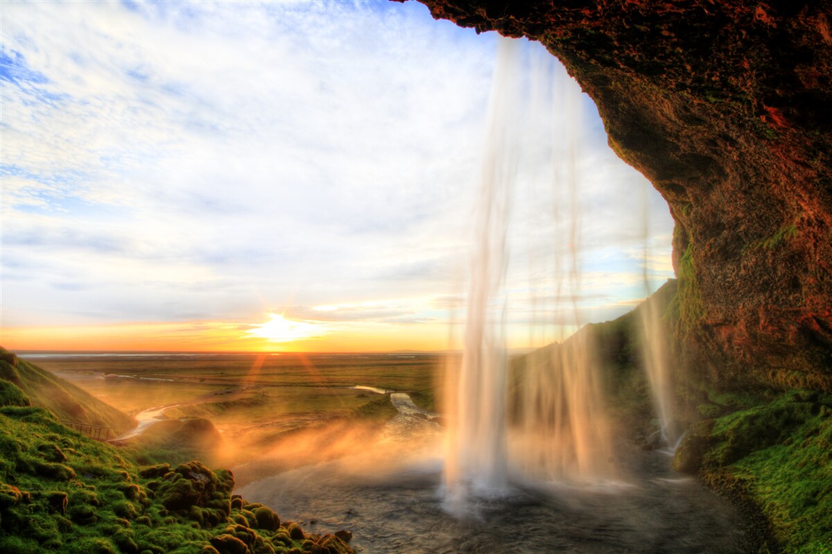 Fototapeta pád slnka osvetľujúci majestátne vodopády