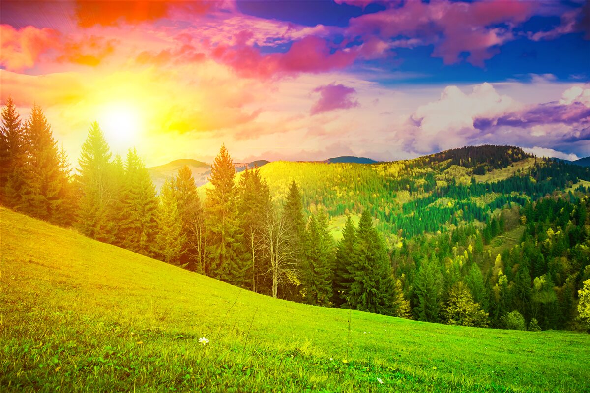 Fototapeta spałujÄci západ slnka natreli zelenú mohylu pestrými farbami