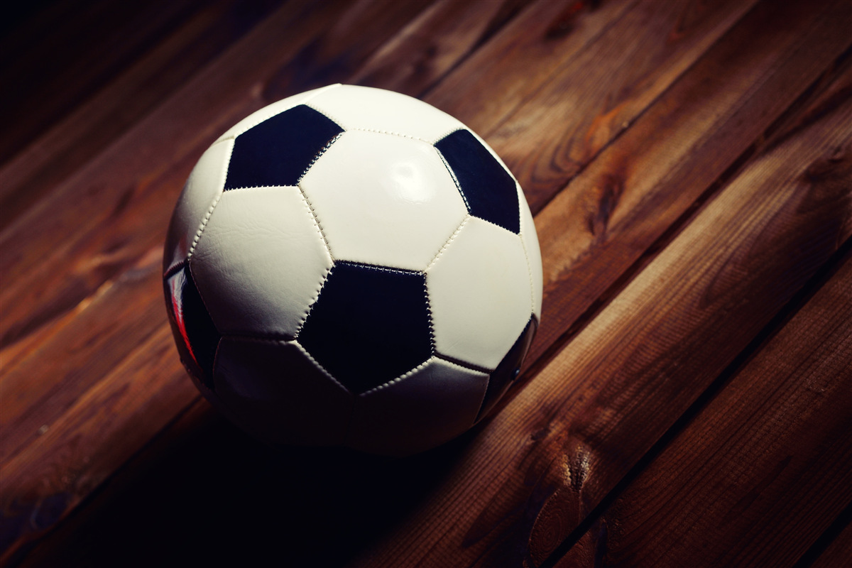 Fototapeta futbalová lopta na konári stromu