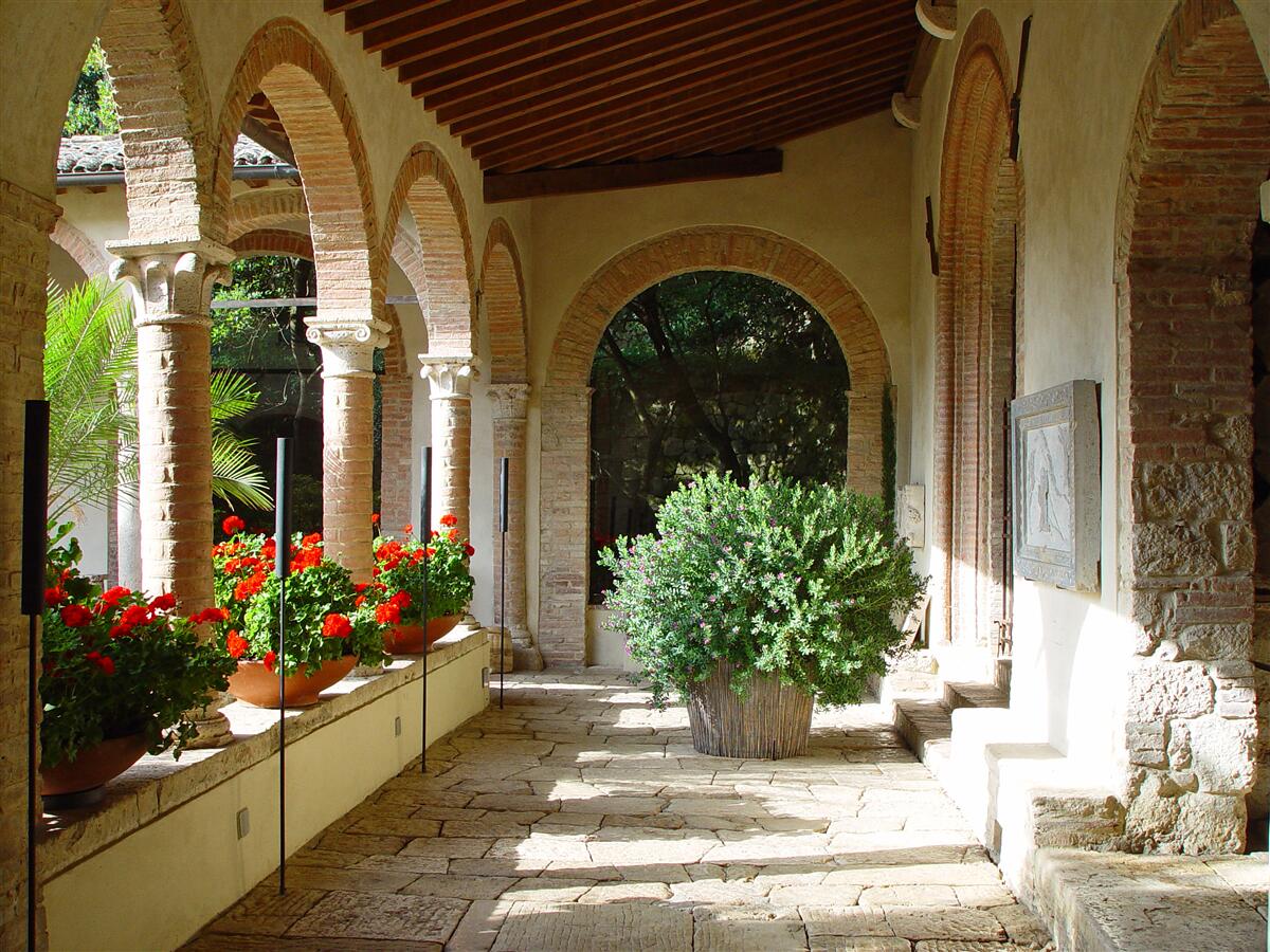 Fototapeta zaoblené kamenné oblúky a črepníkové kvety