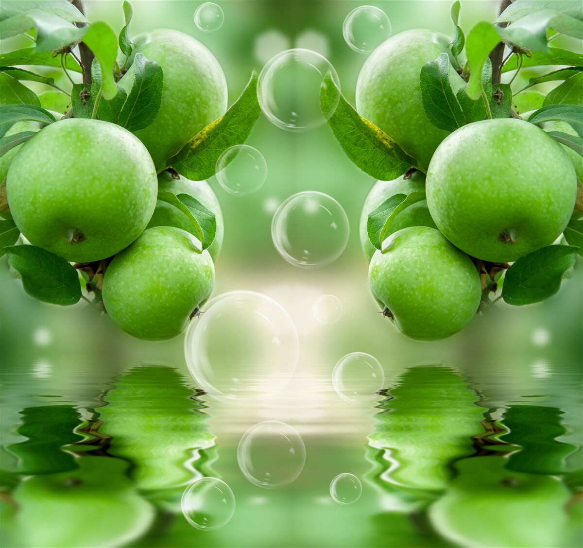 Fototapeta zelené šťavnaté jablká odraz vode